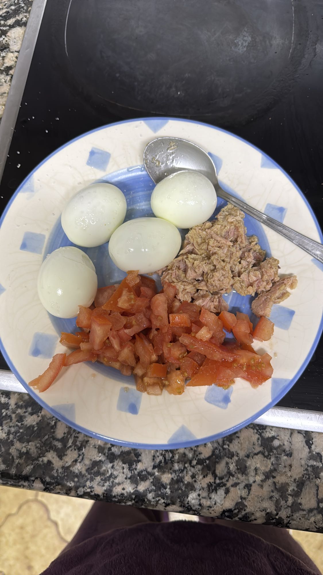 Huevos con atún y tomate