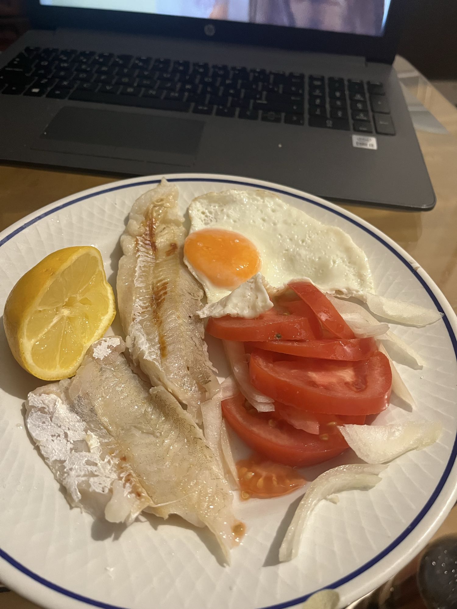 Pescado con ensalada