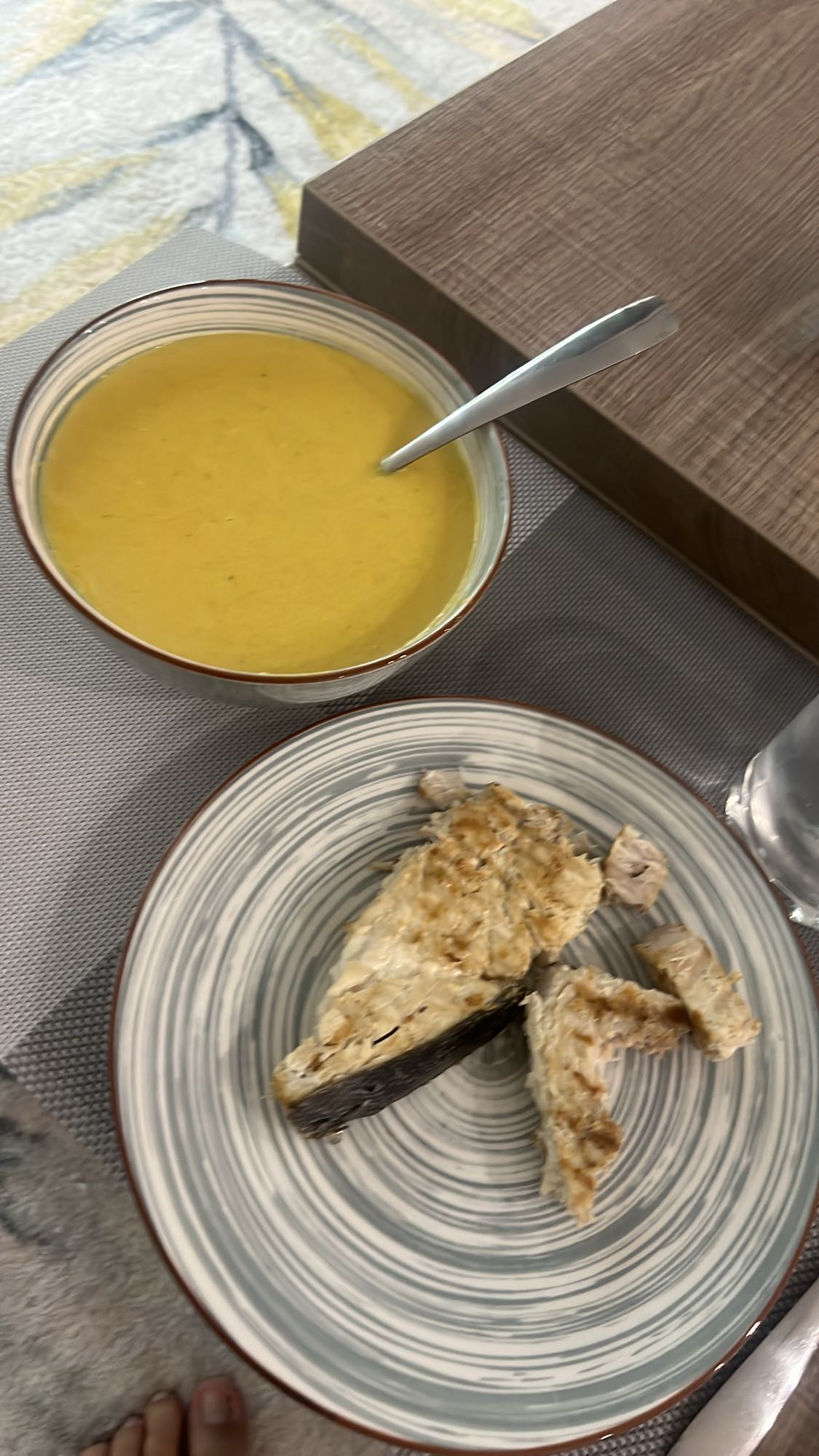 Sopa y pescado a la plancha