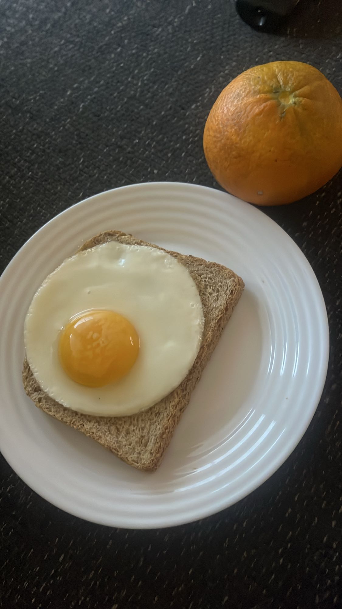 Toast à l'œuf et orange