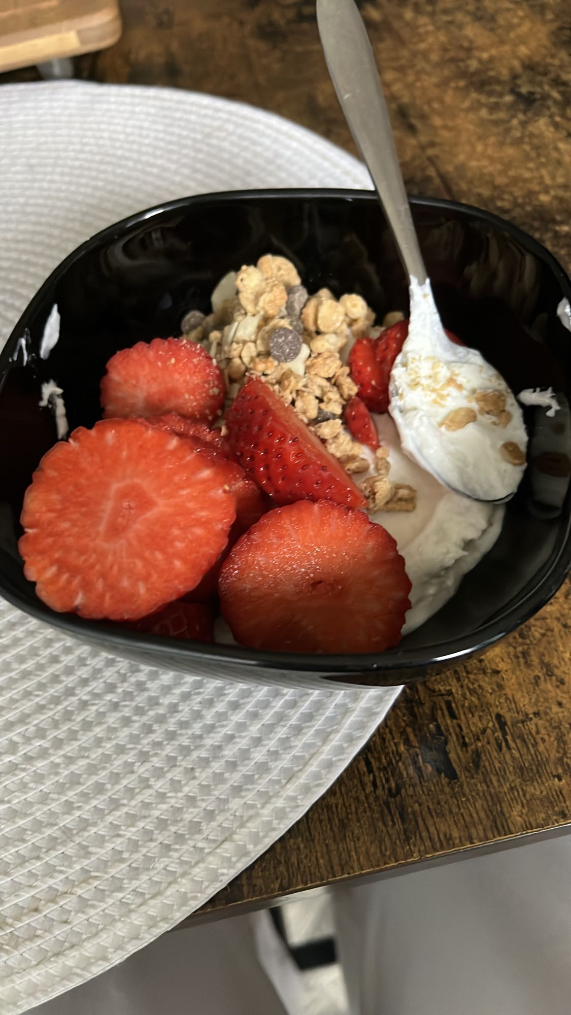 Jogurt z owocami i granolą