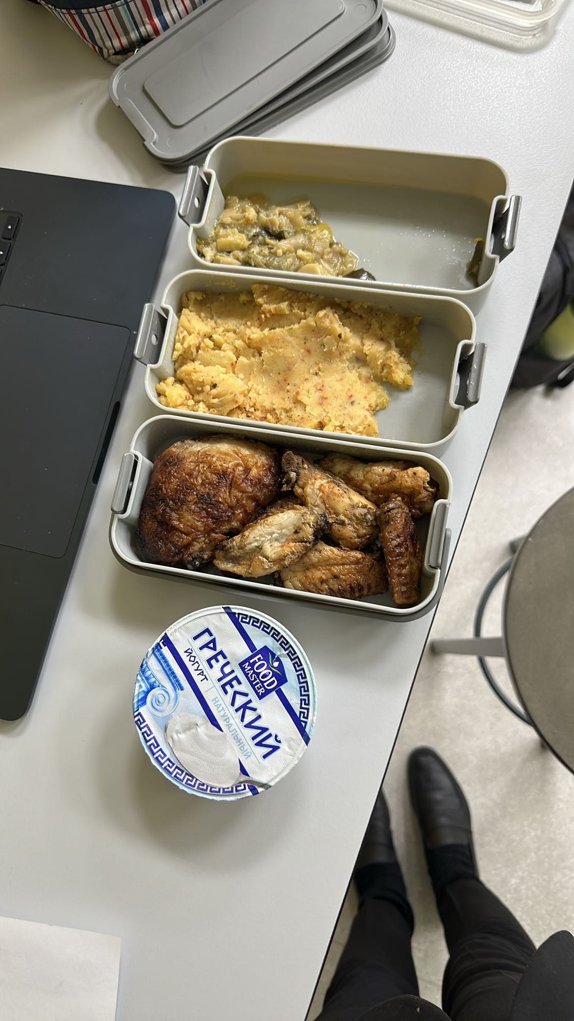 Pollo asado con guarnición