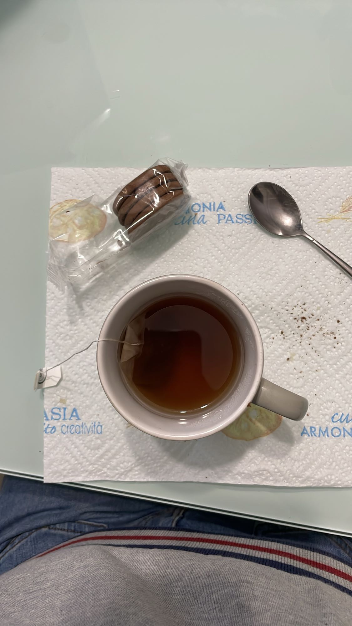 Tea with chocolate cookies