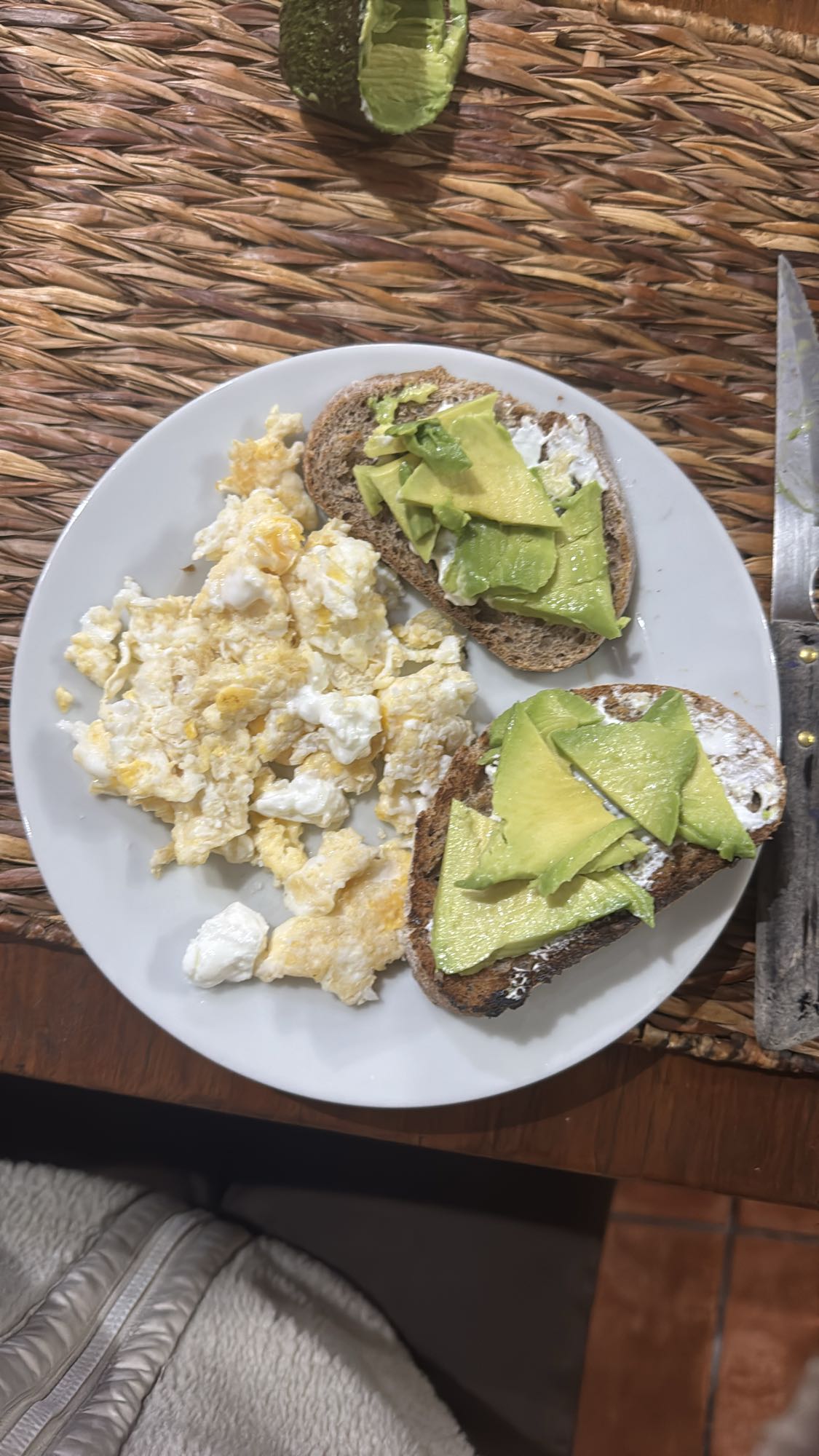 Tostadas con aguacate y huevo