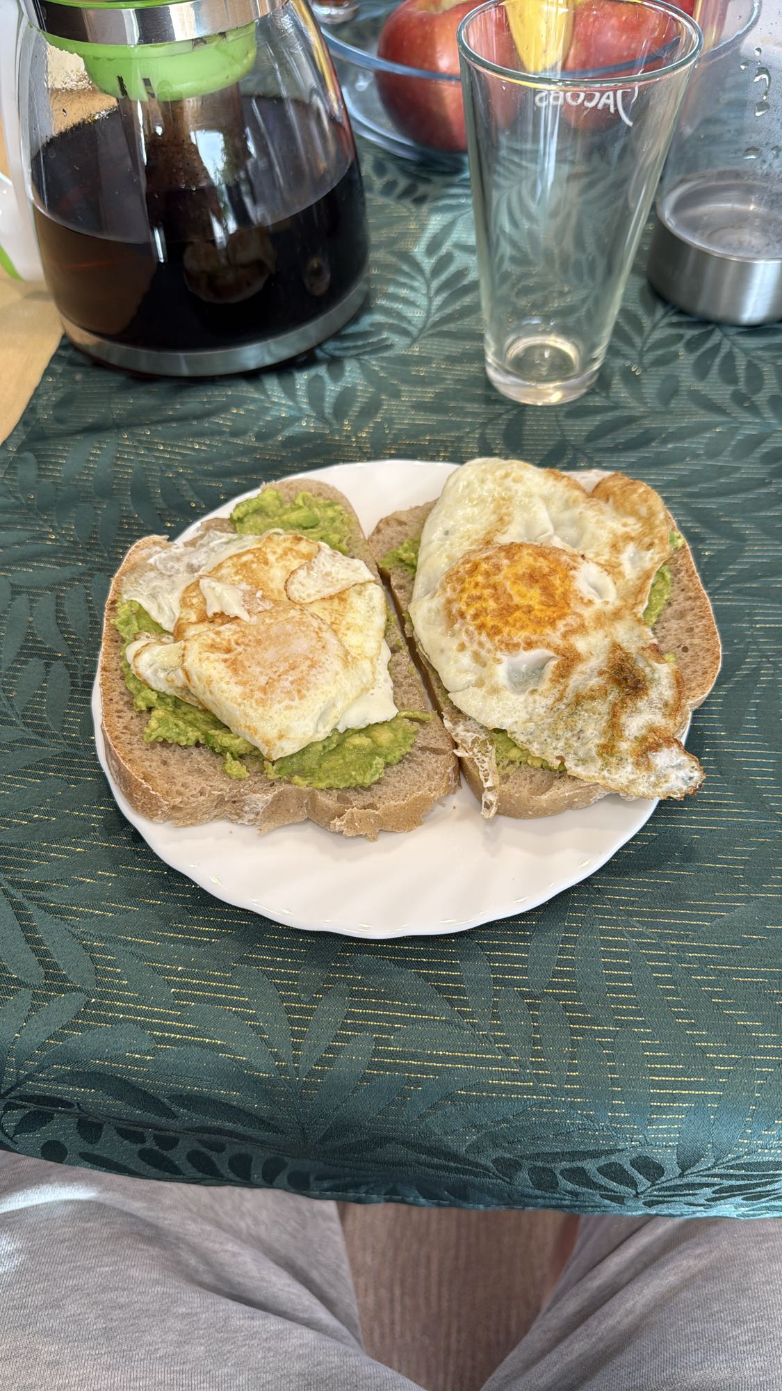 Kanapki z awokado i jajkiem