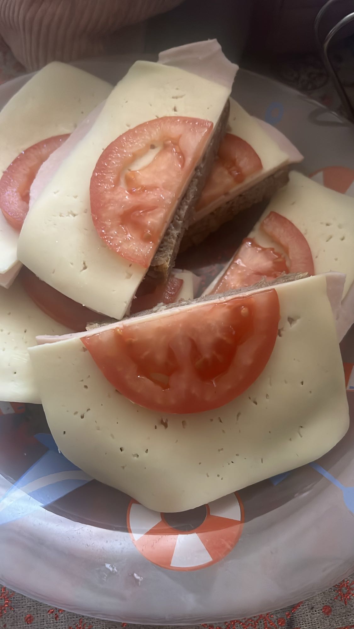 Kanapki z serem i pomidorem