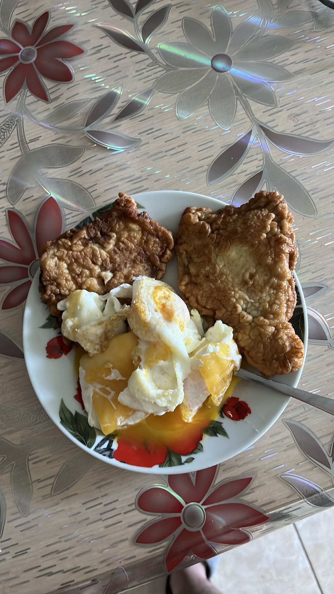 Жареное мясо с яйцами