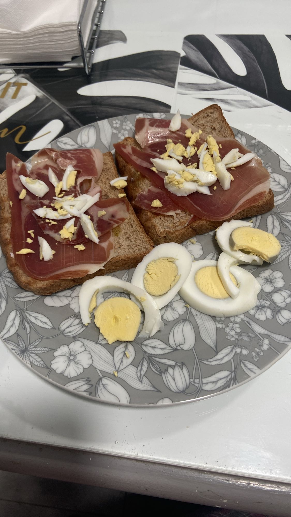 Tostadas con jamón y huevo