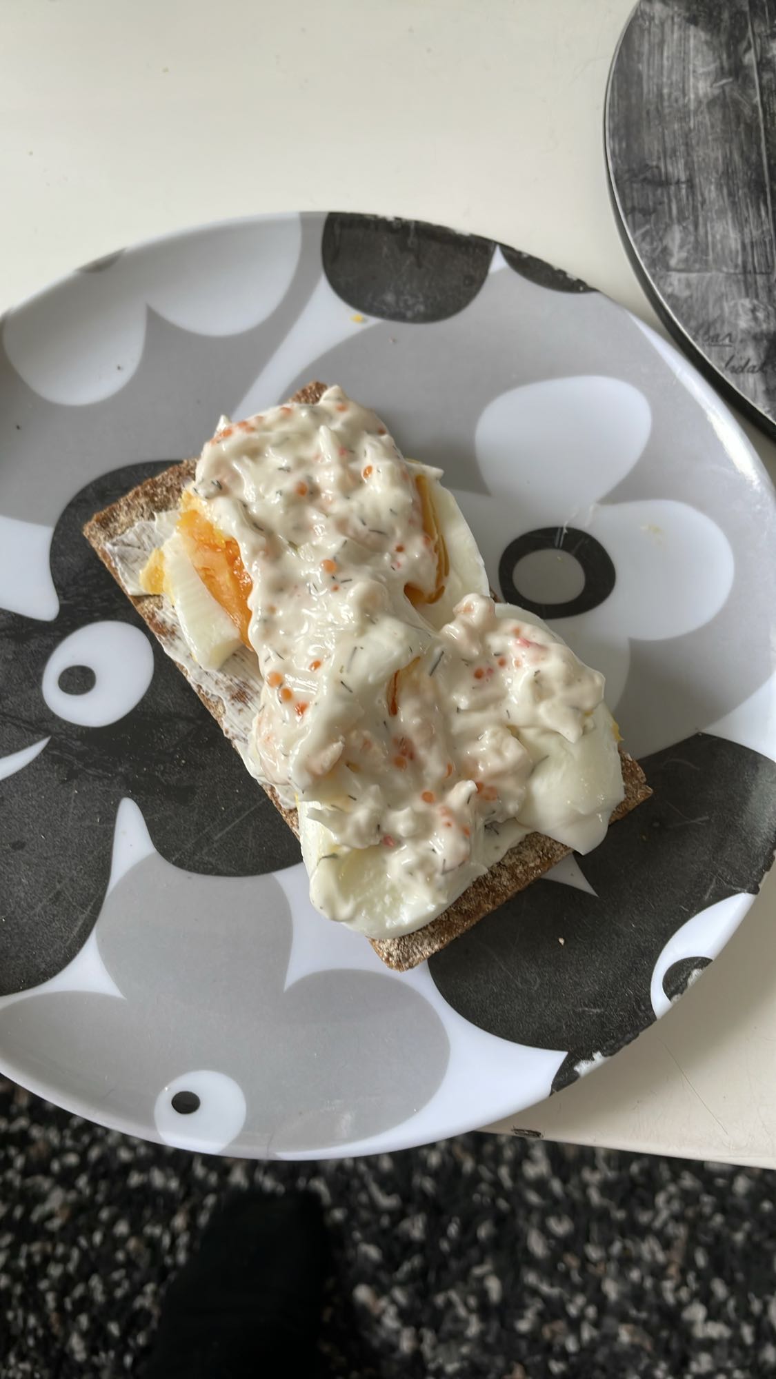 Knäckebröd med ägg och röra