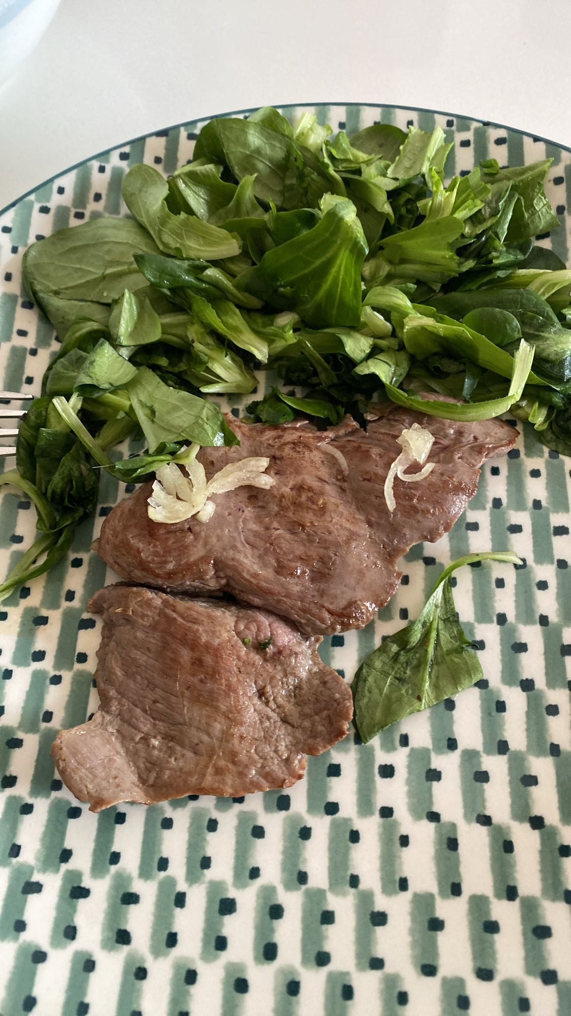 Steak avec salade verte