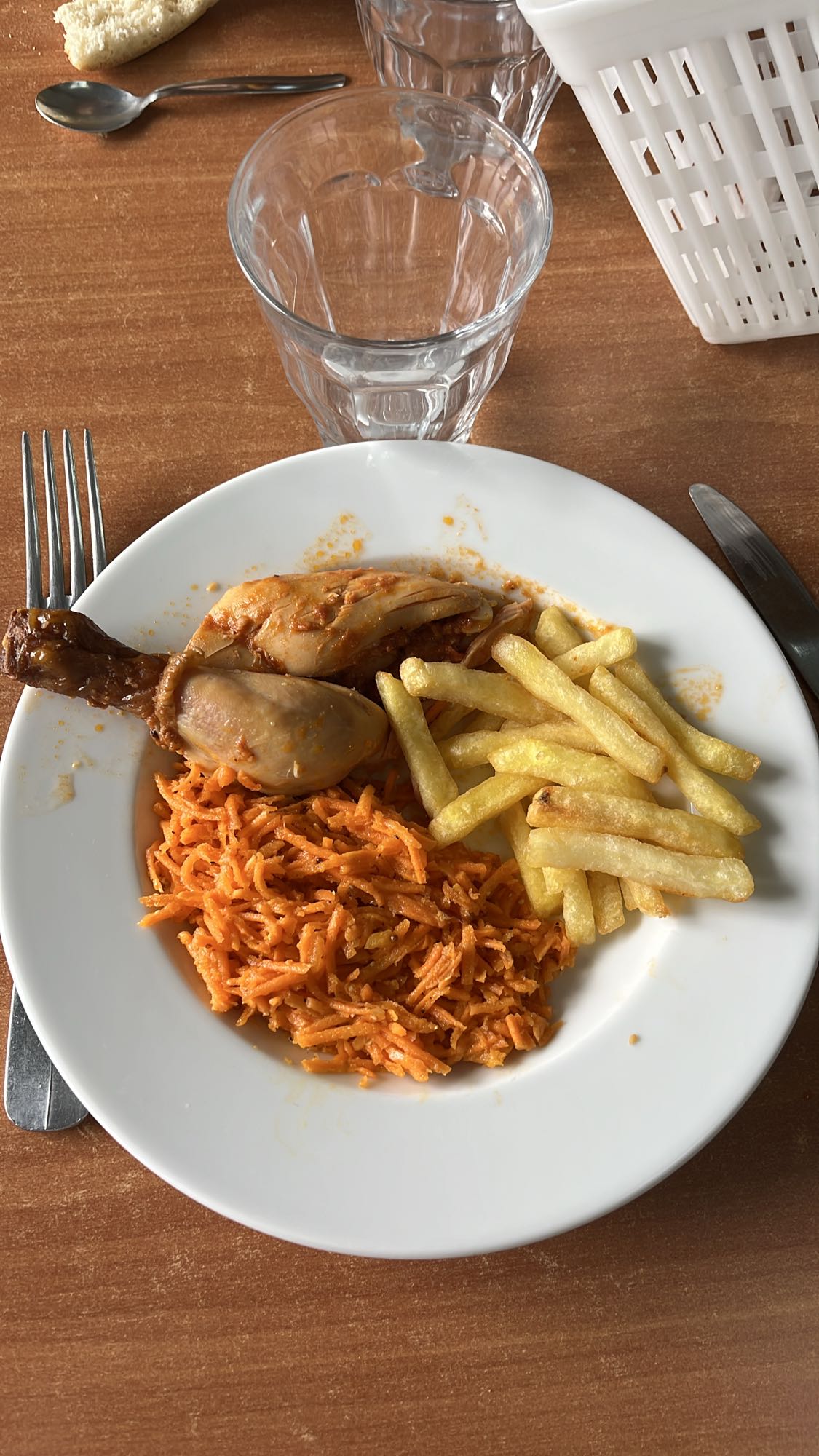 Poulet avec frites et carottes
