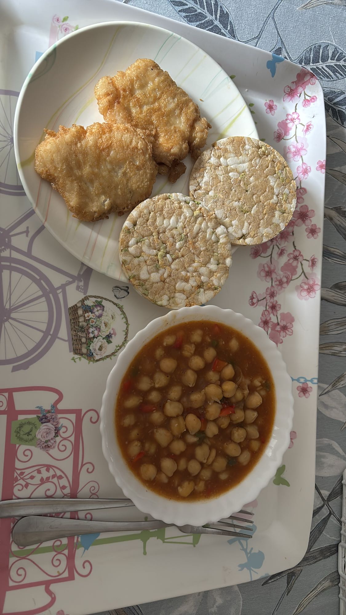 Garbanzos con pescado frito