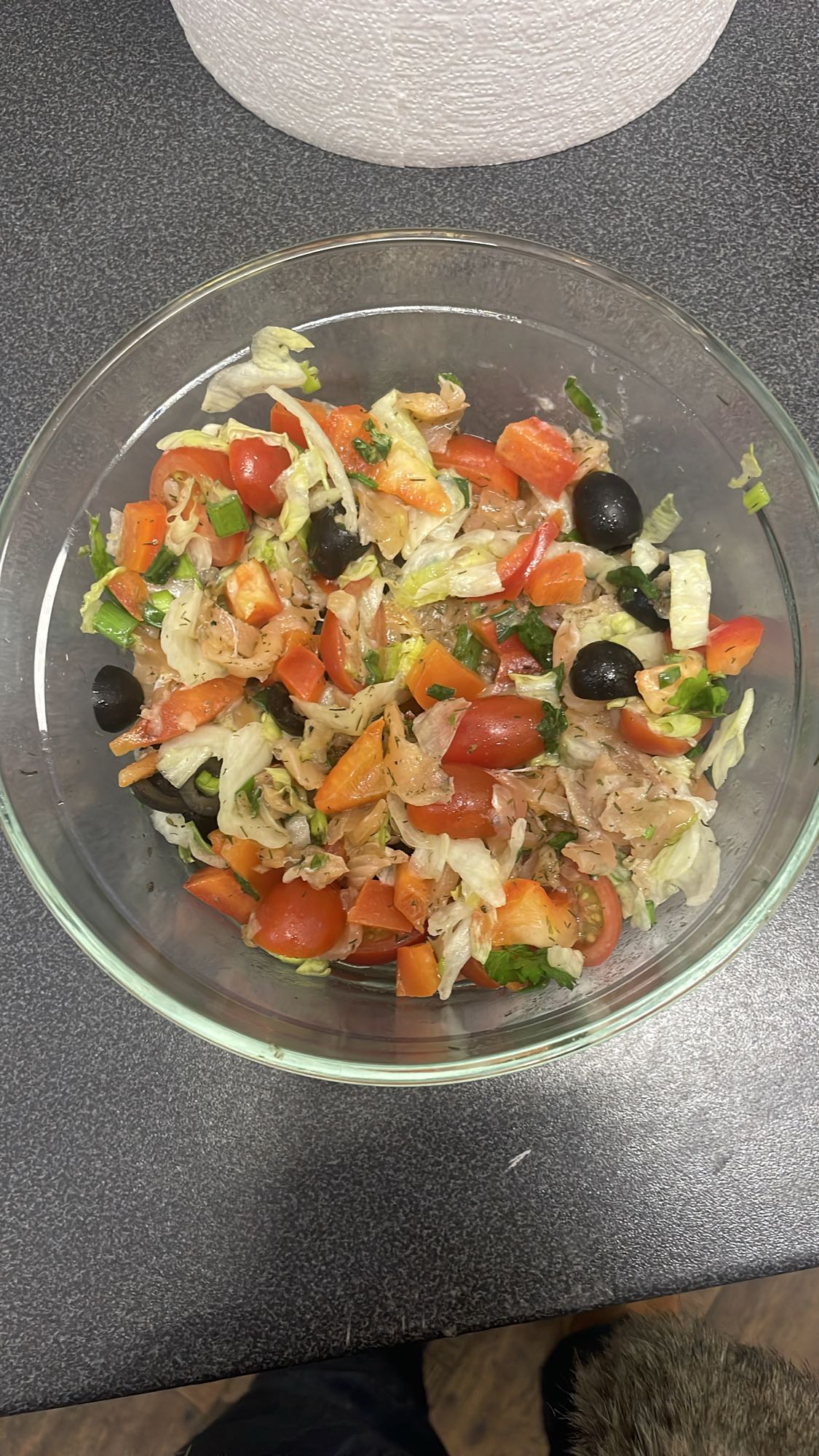 Sałatka warzywna z łososiem