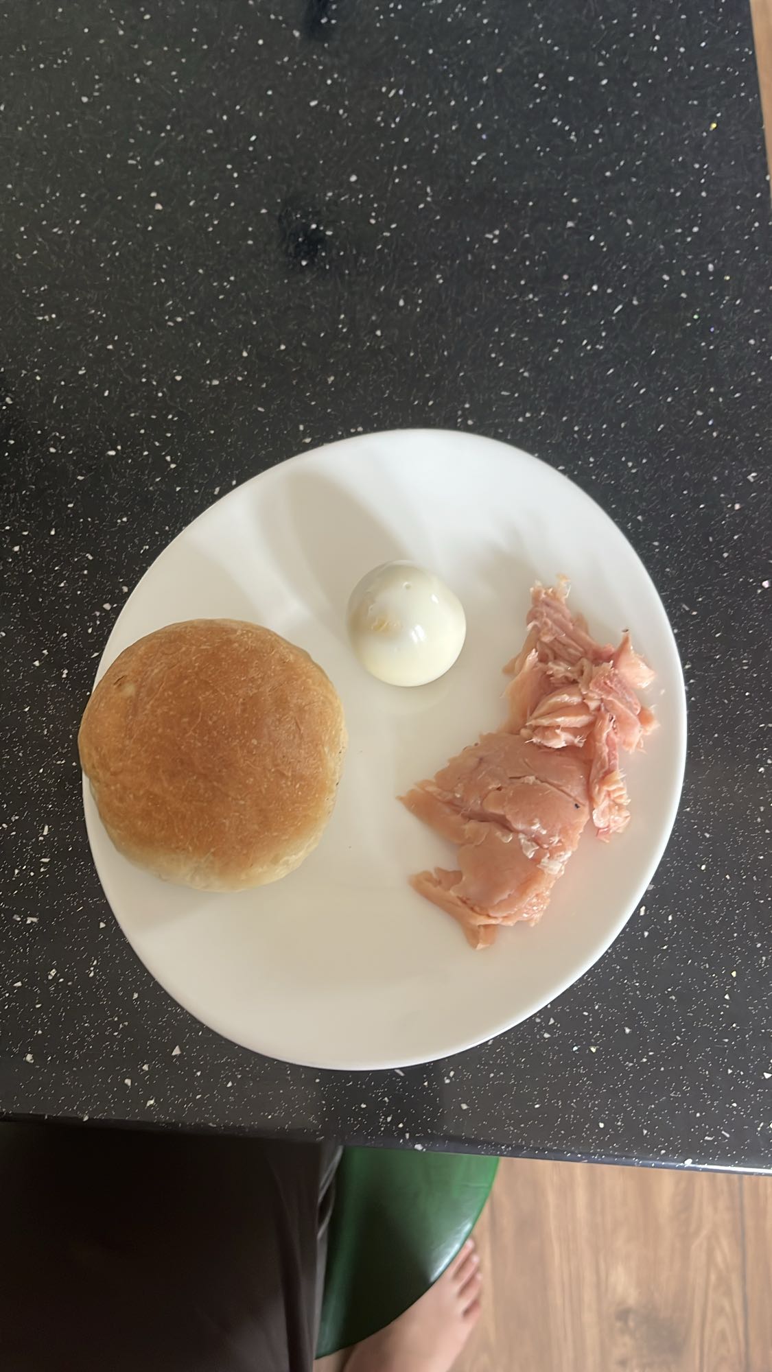 Bułka z jajkiem i łososiem