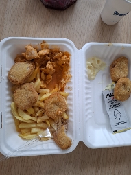 Frittierte Nuggets mit Pommes