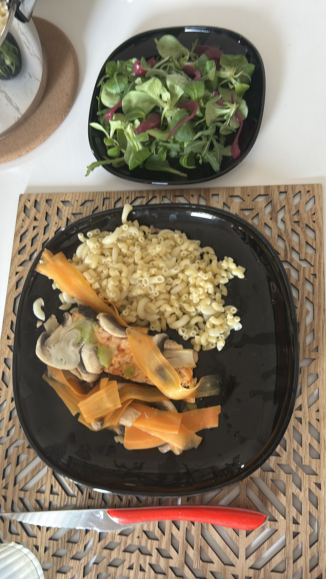 Pâtes au saumon et salade