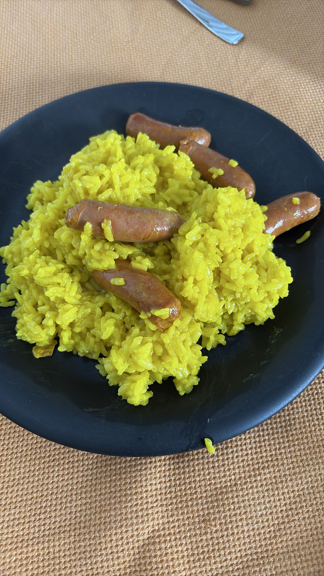 Arroz amarillo con salchichas