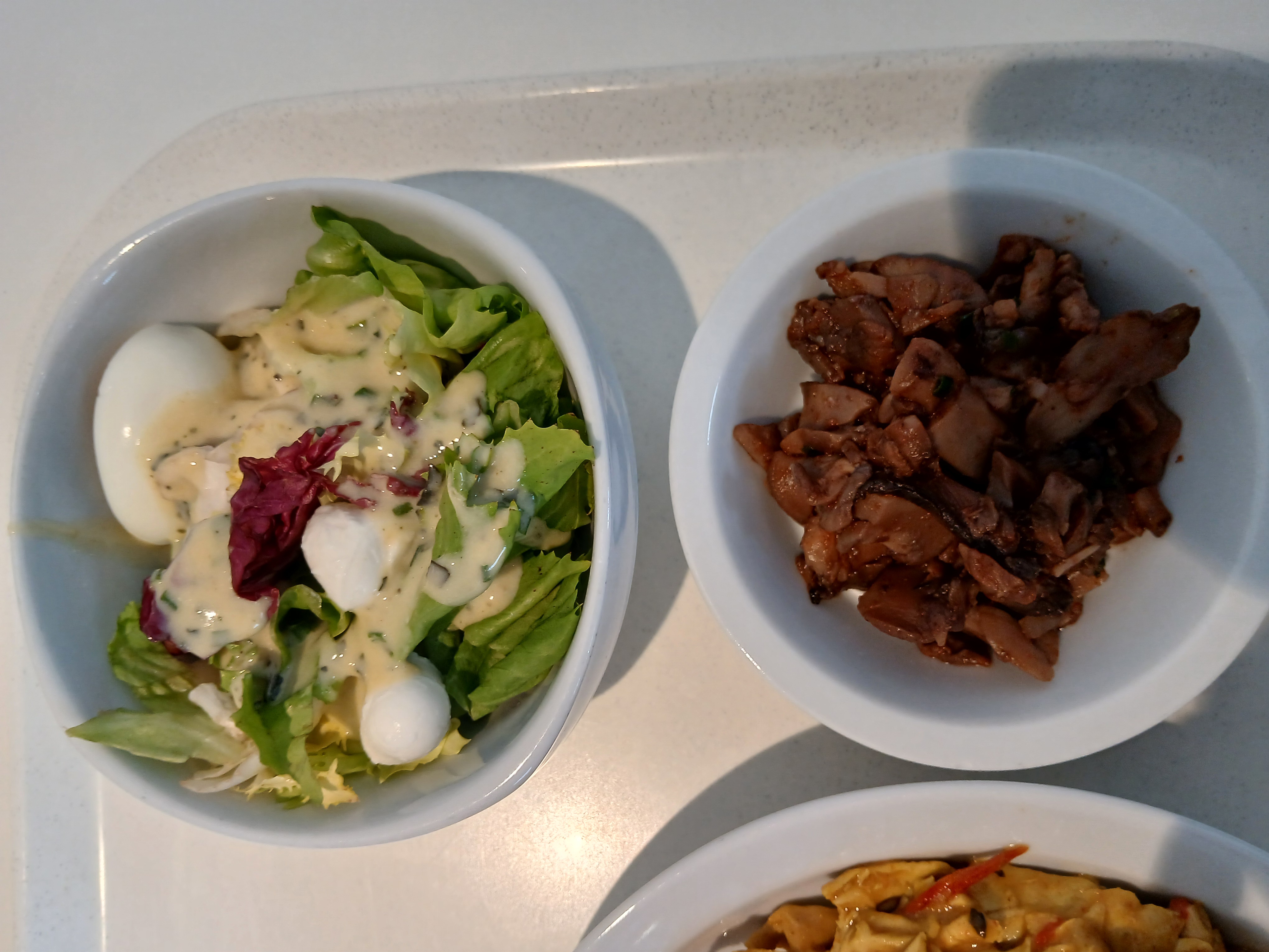 Salade et champignons sautés
