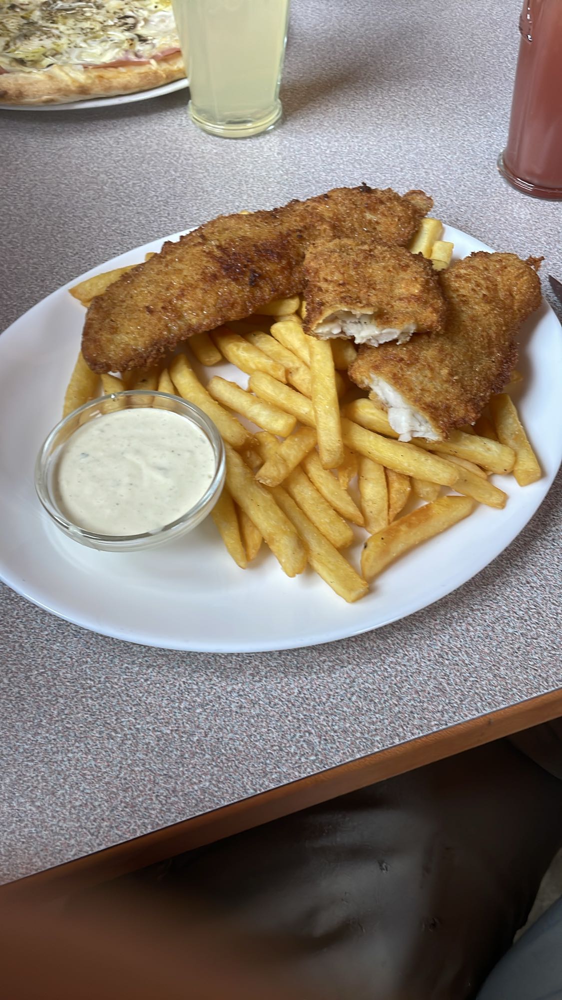 Ocvrta riba s krompirčkom