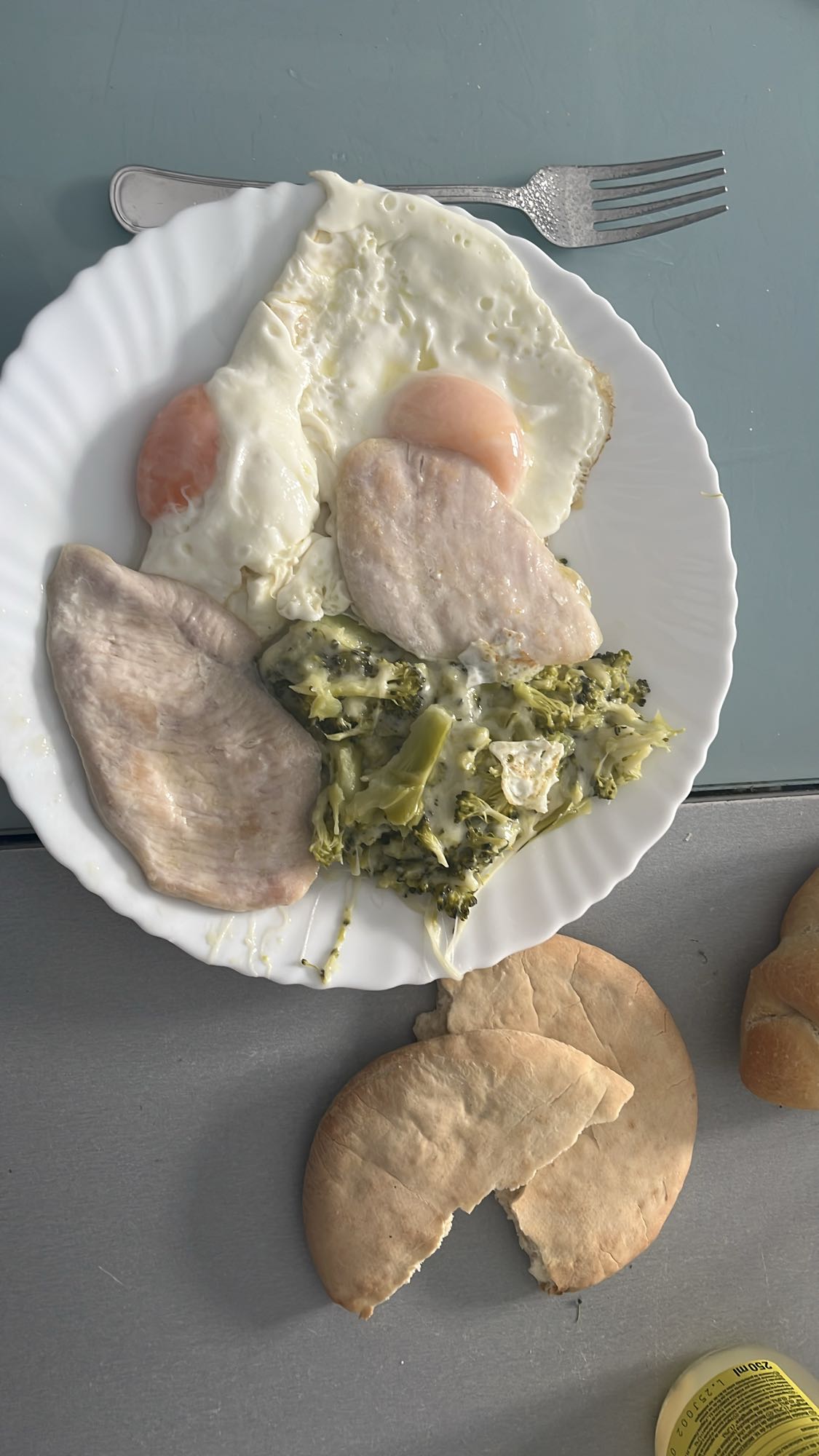 Pechuga con huevos y brócoli