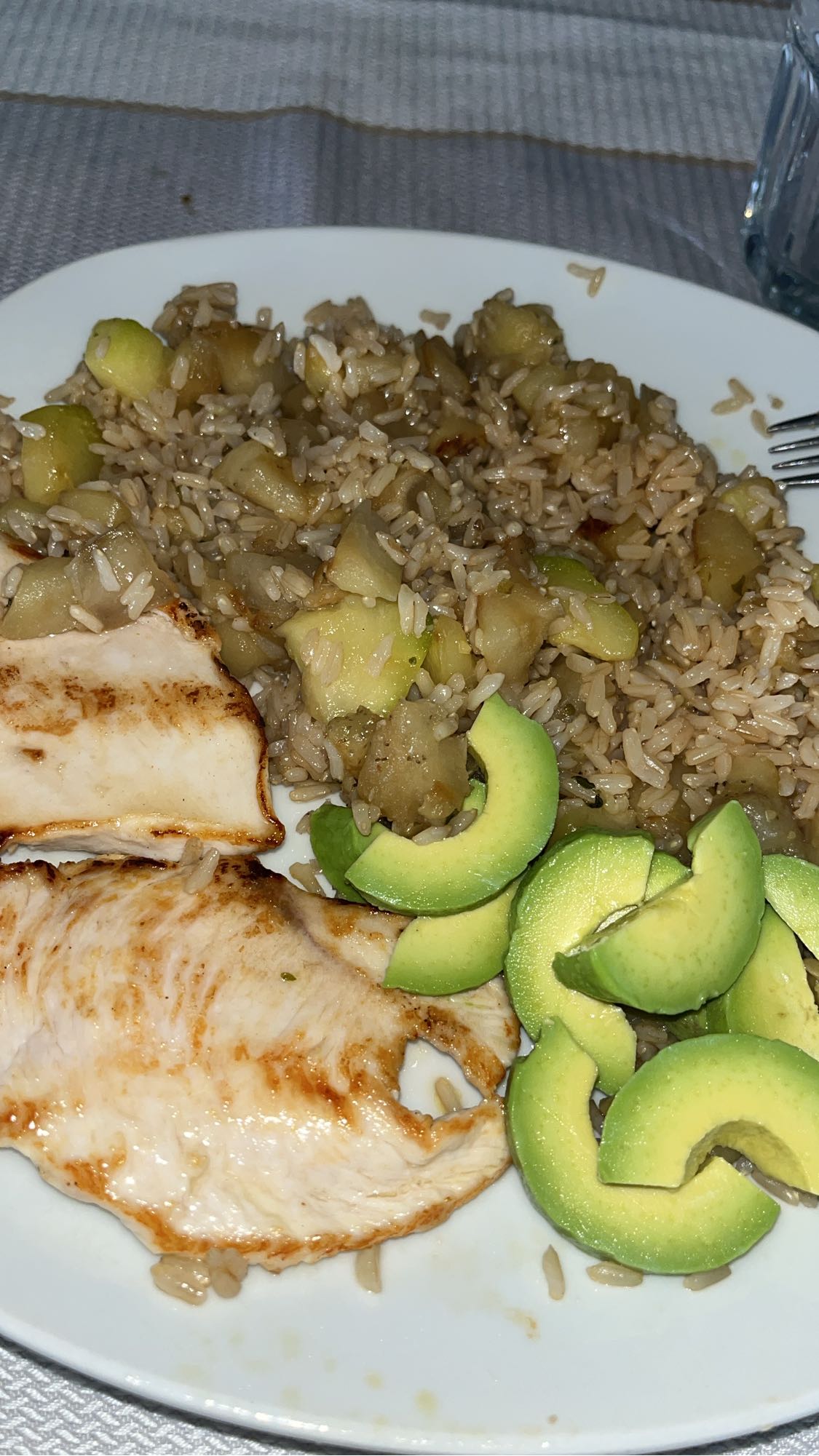 Pollo con arroz y aguacate