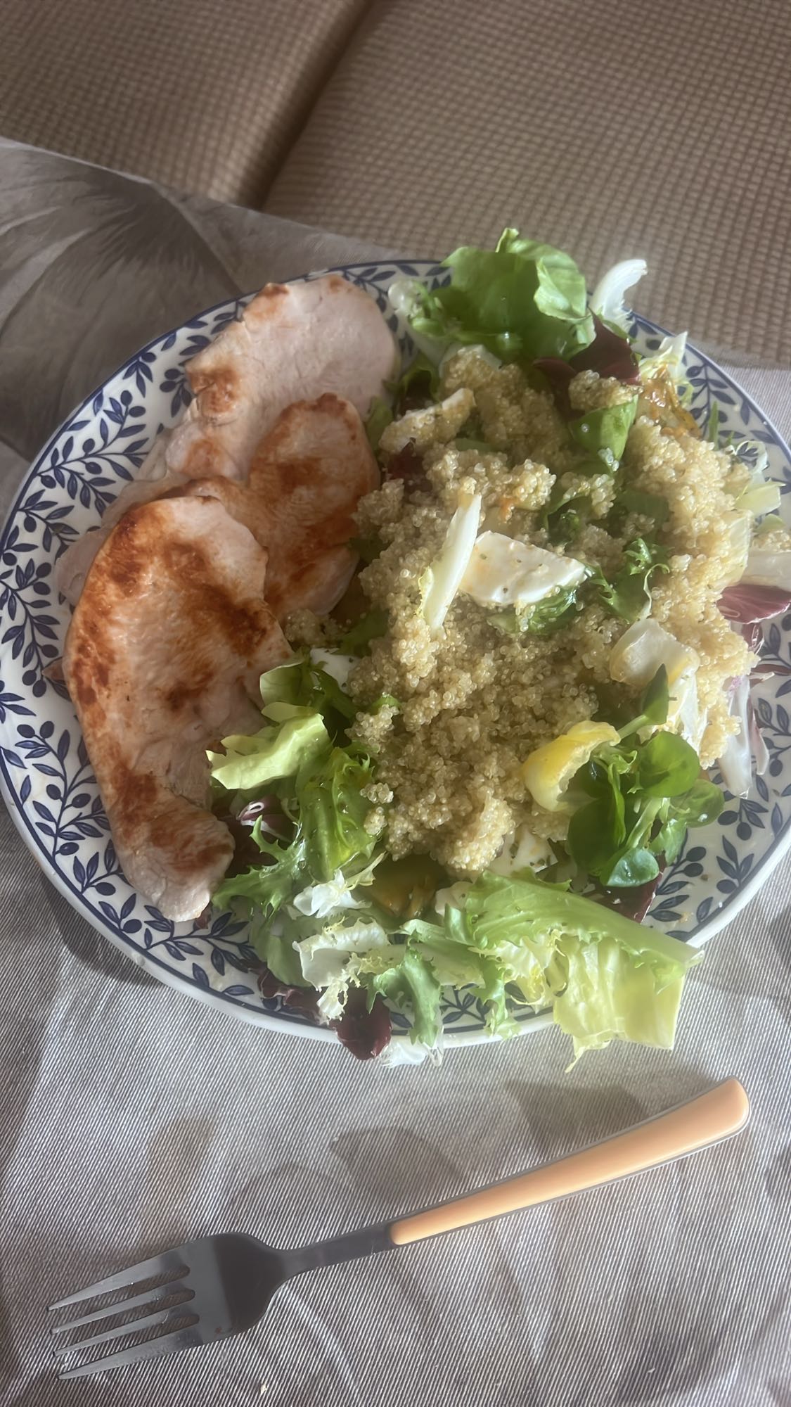 Ensalada con pollo y quinoa