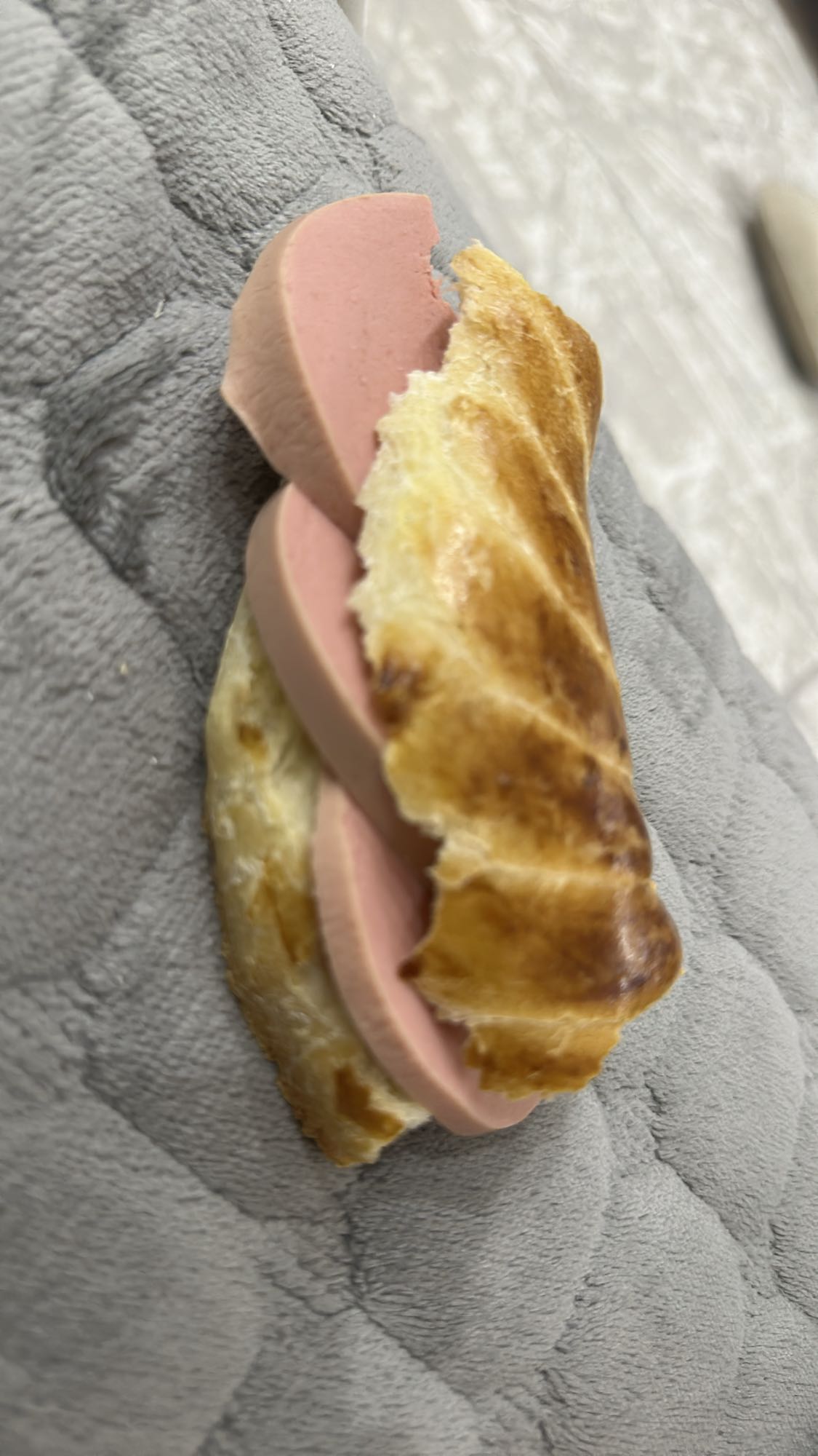 Булочка с сосиской