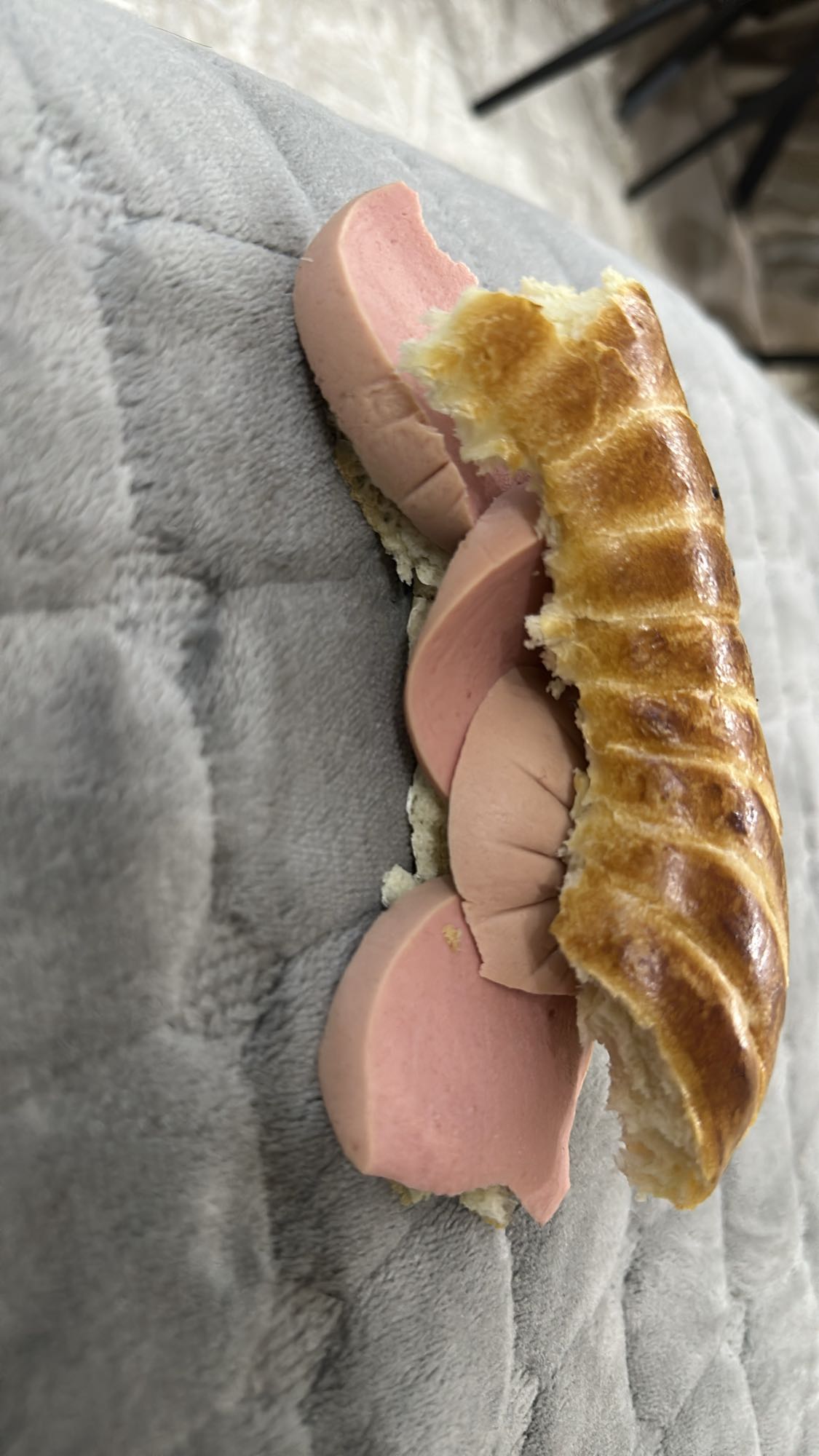 Булочка с сосиской