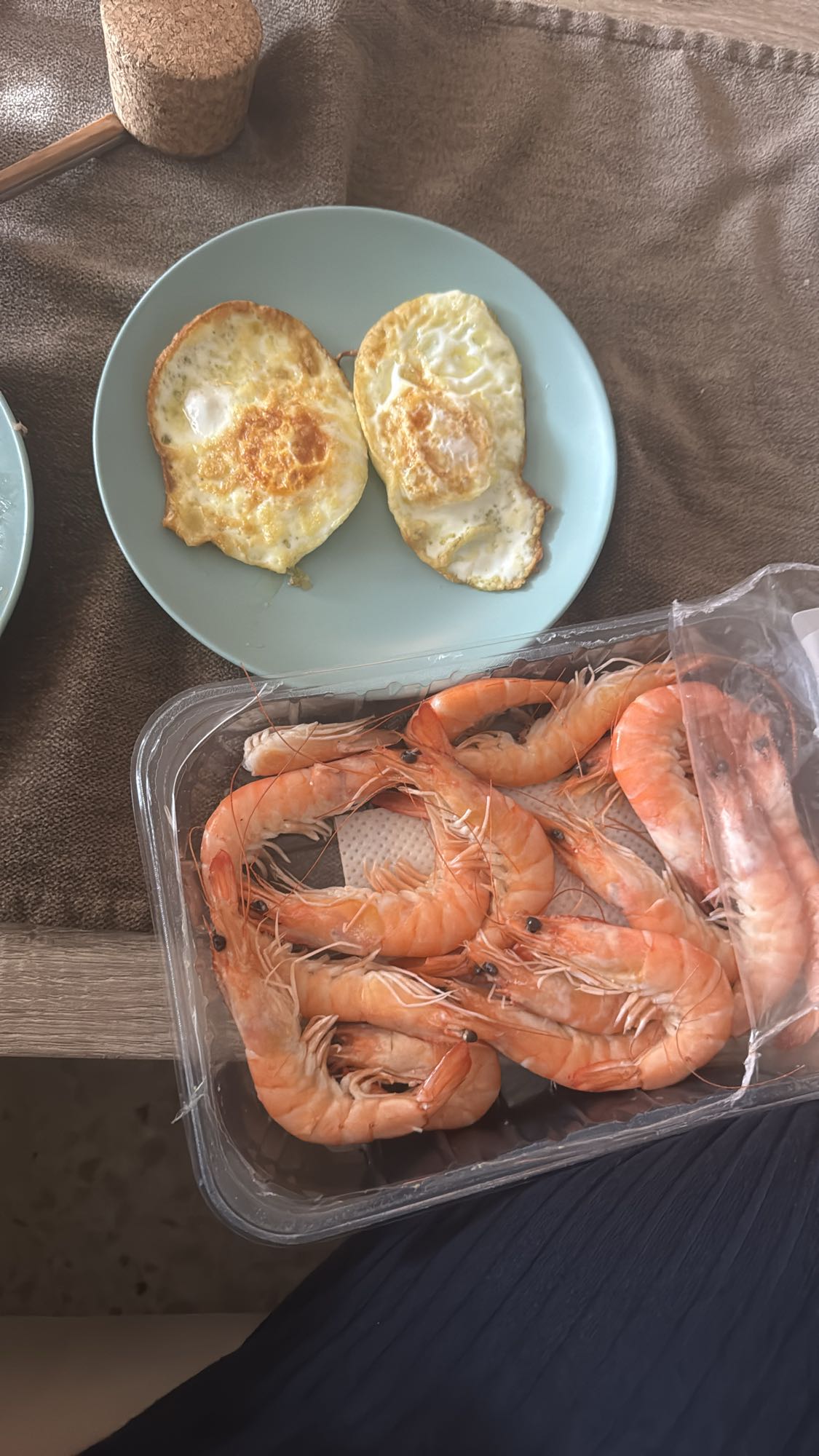 Huevos fritos con camarones