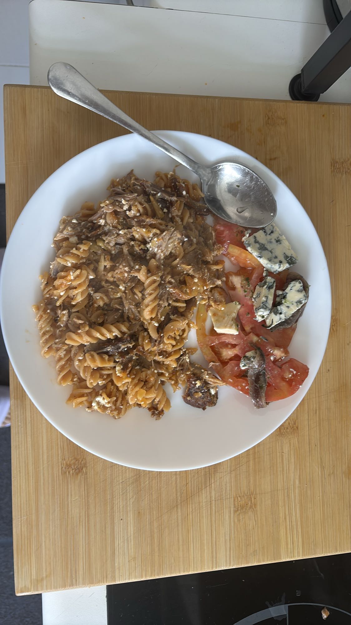 Pasta con carne y ensalada