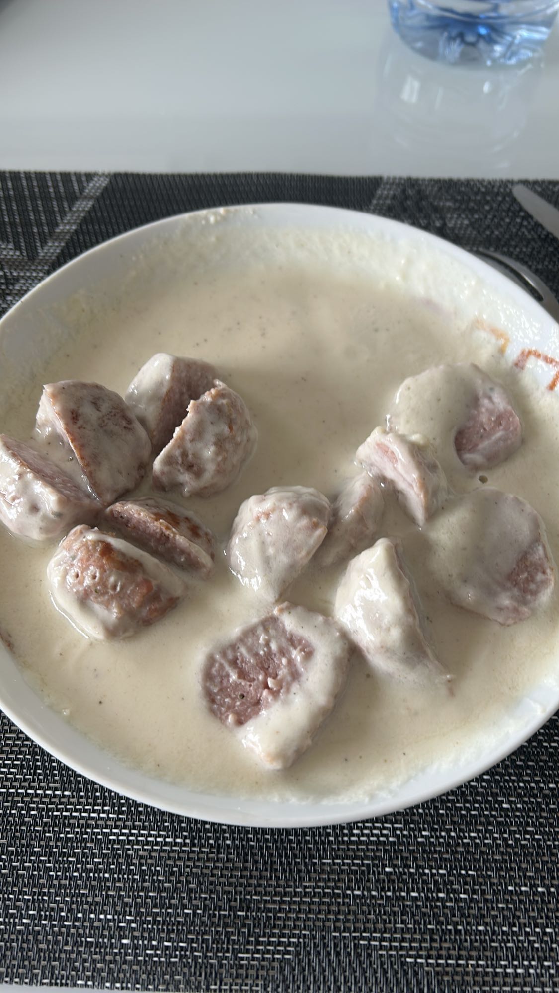 Salchicha en salsa cremosa