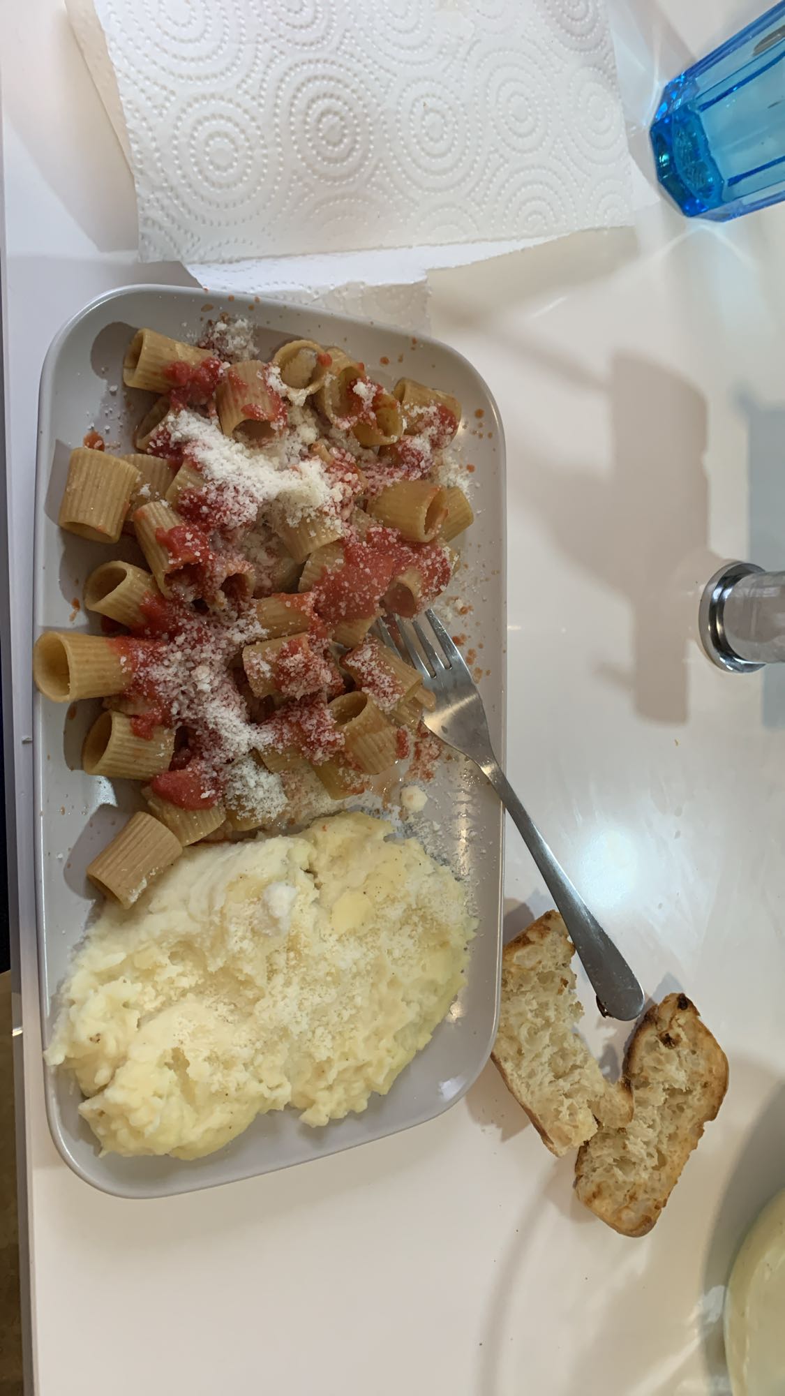 Pasta con puré y pan