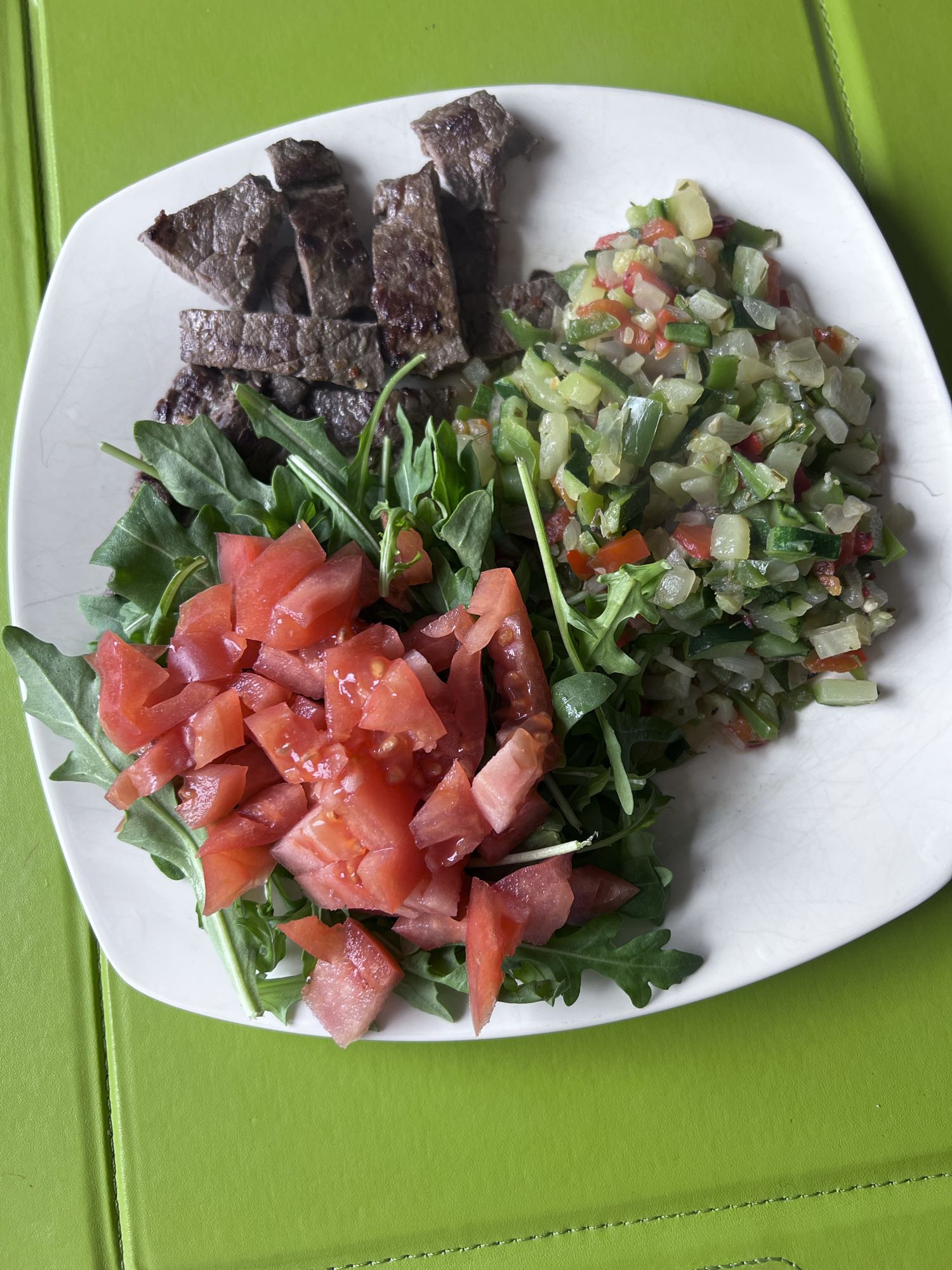 Salada com carne grelhada