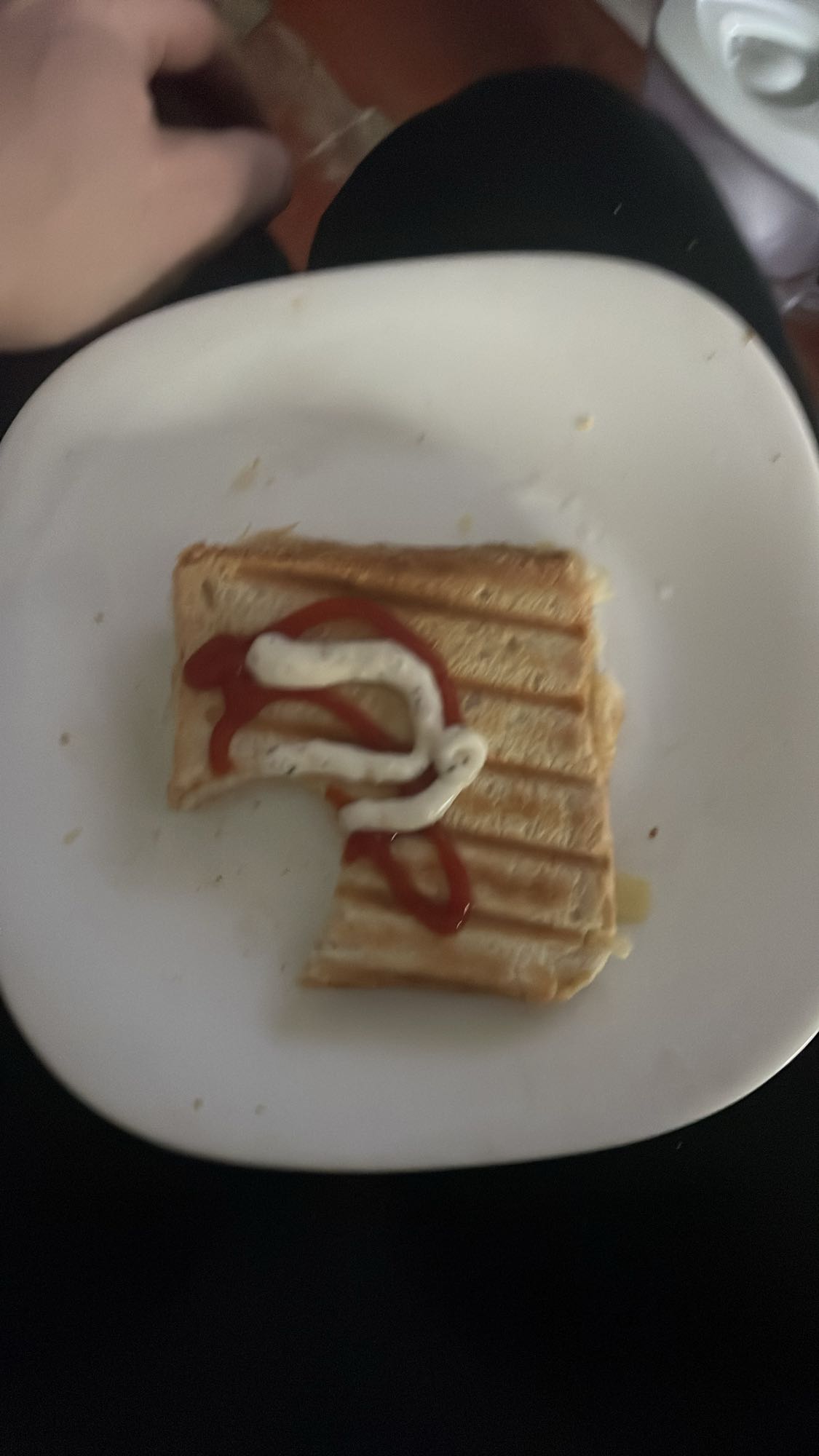 Tost z serem i ketchupem