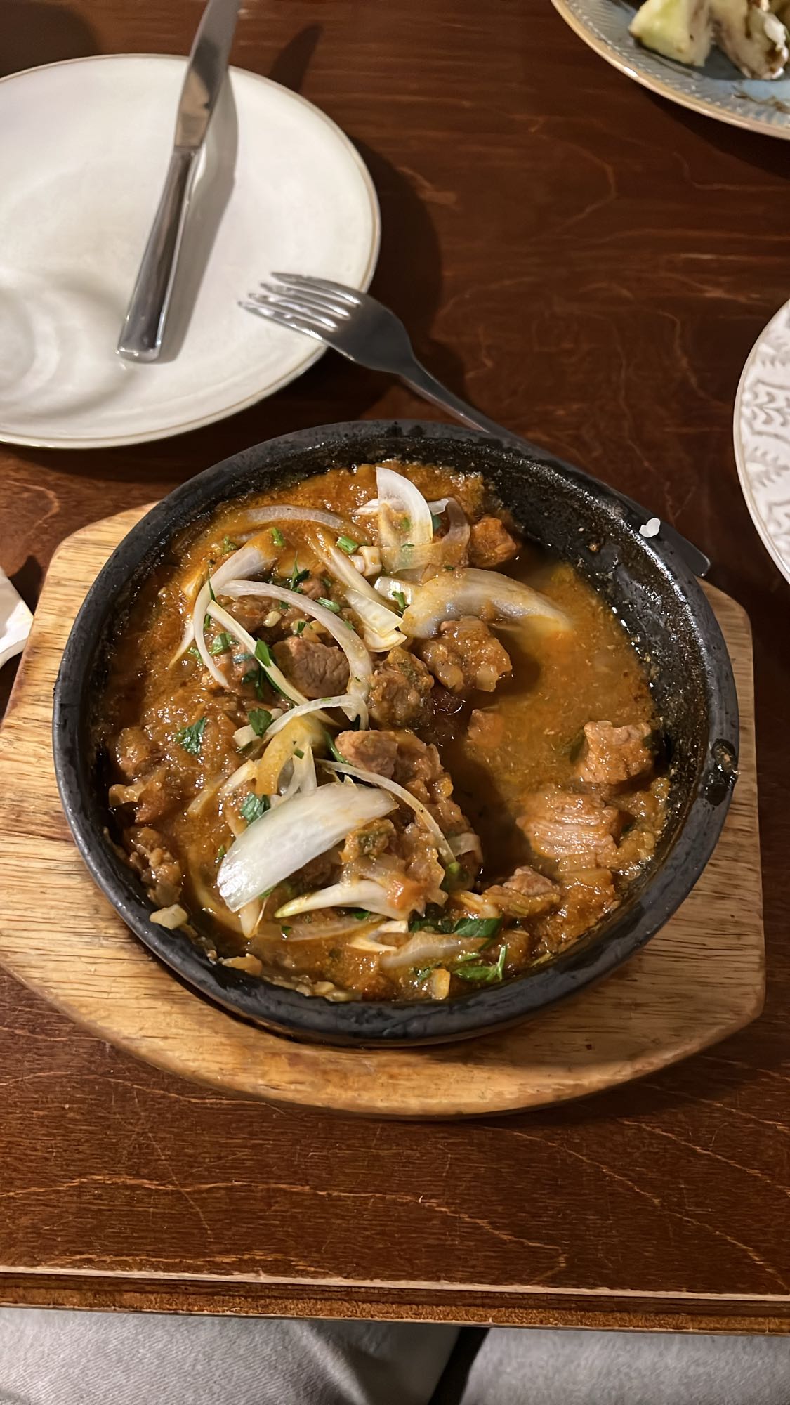 Тушеное мясо с луком