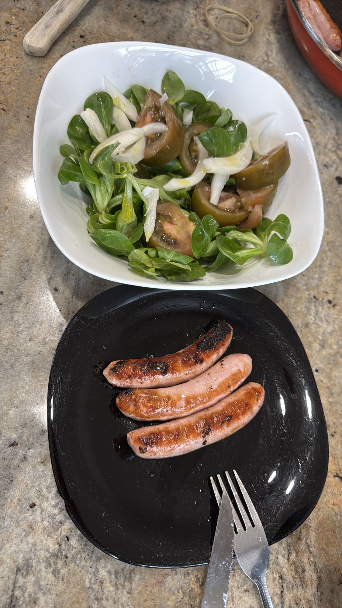 Salchichas con ensalada