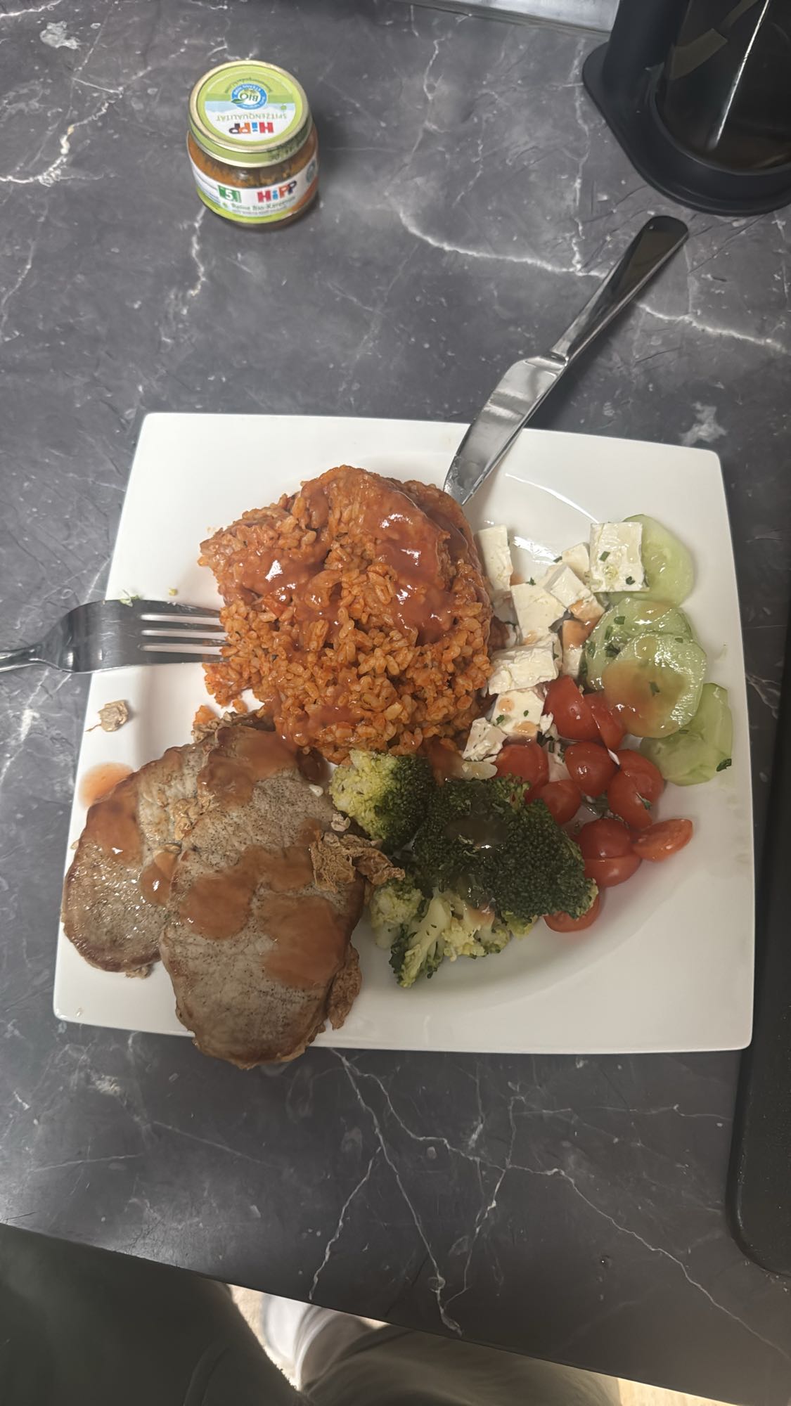 Arroz com carne e salada