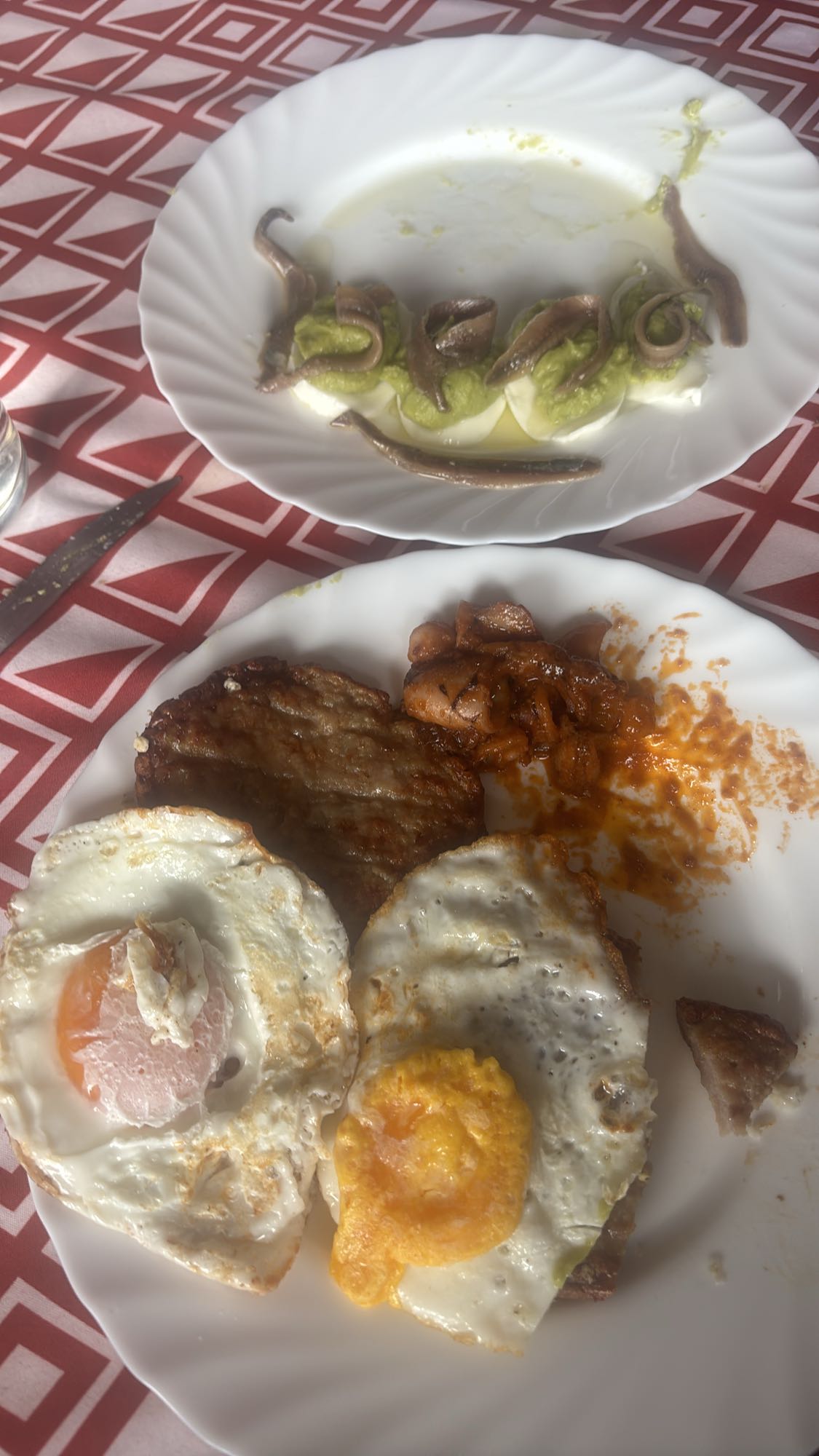 Huevos con carne y anchoas