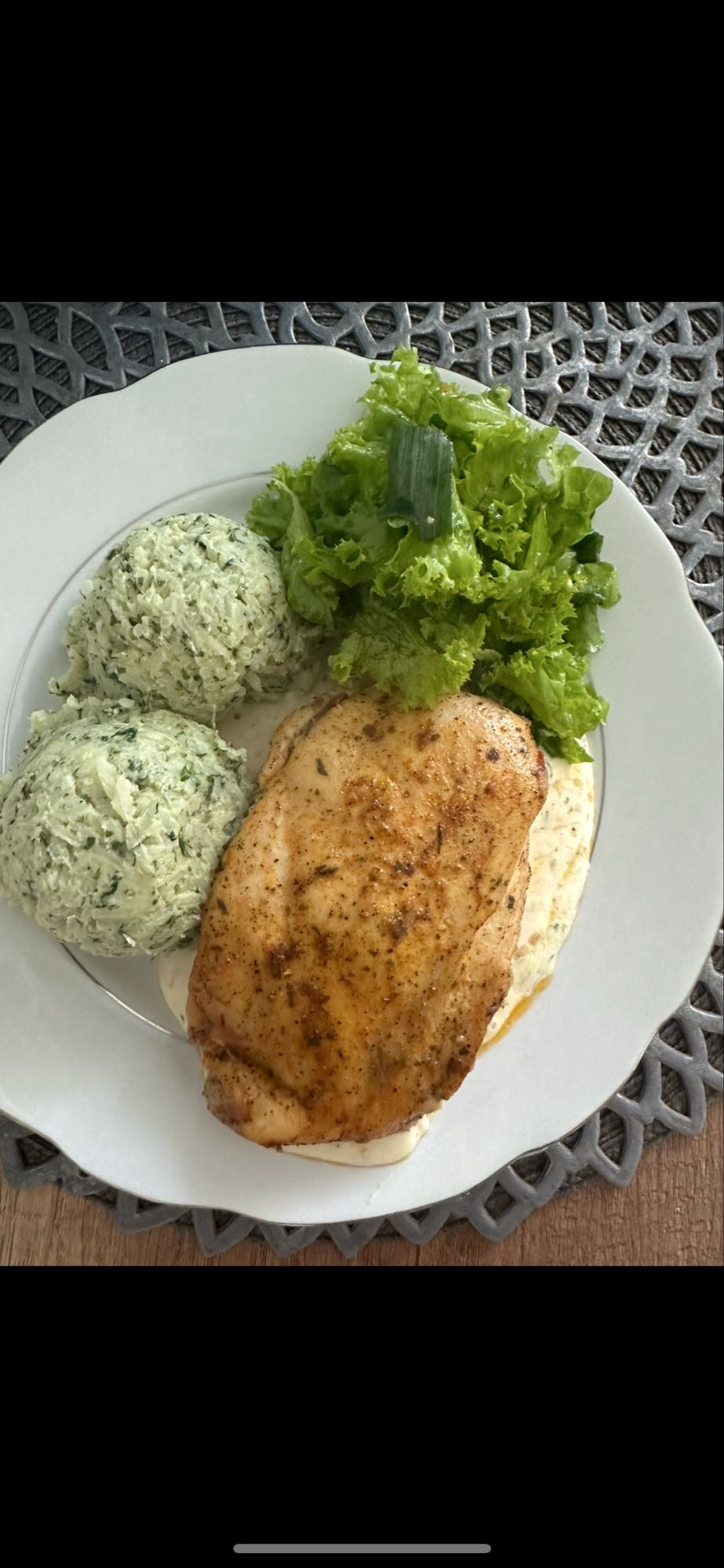 Kurczak z puree i sałatą