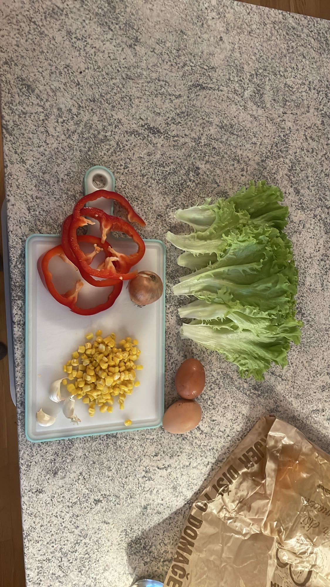 Zelenjavna solata z jajcem