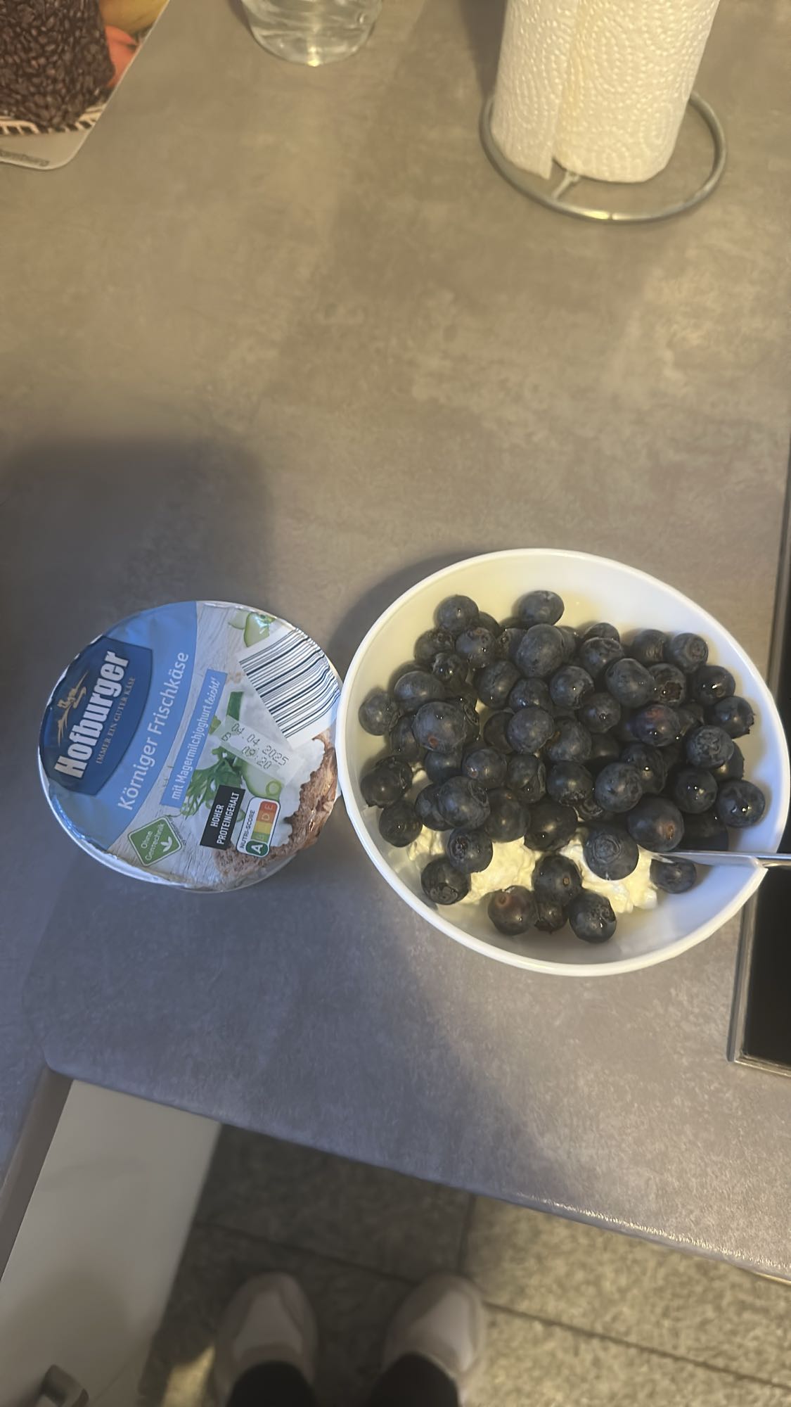 Hüttenkäse mit Blaubeeren