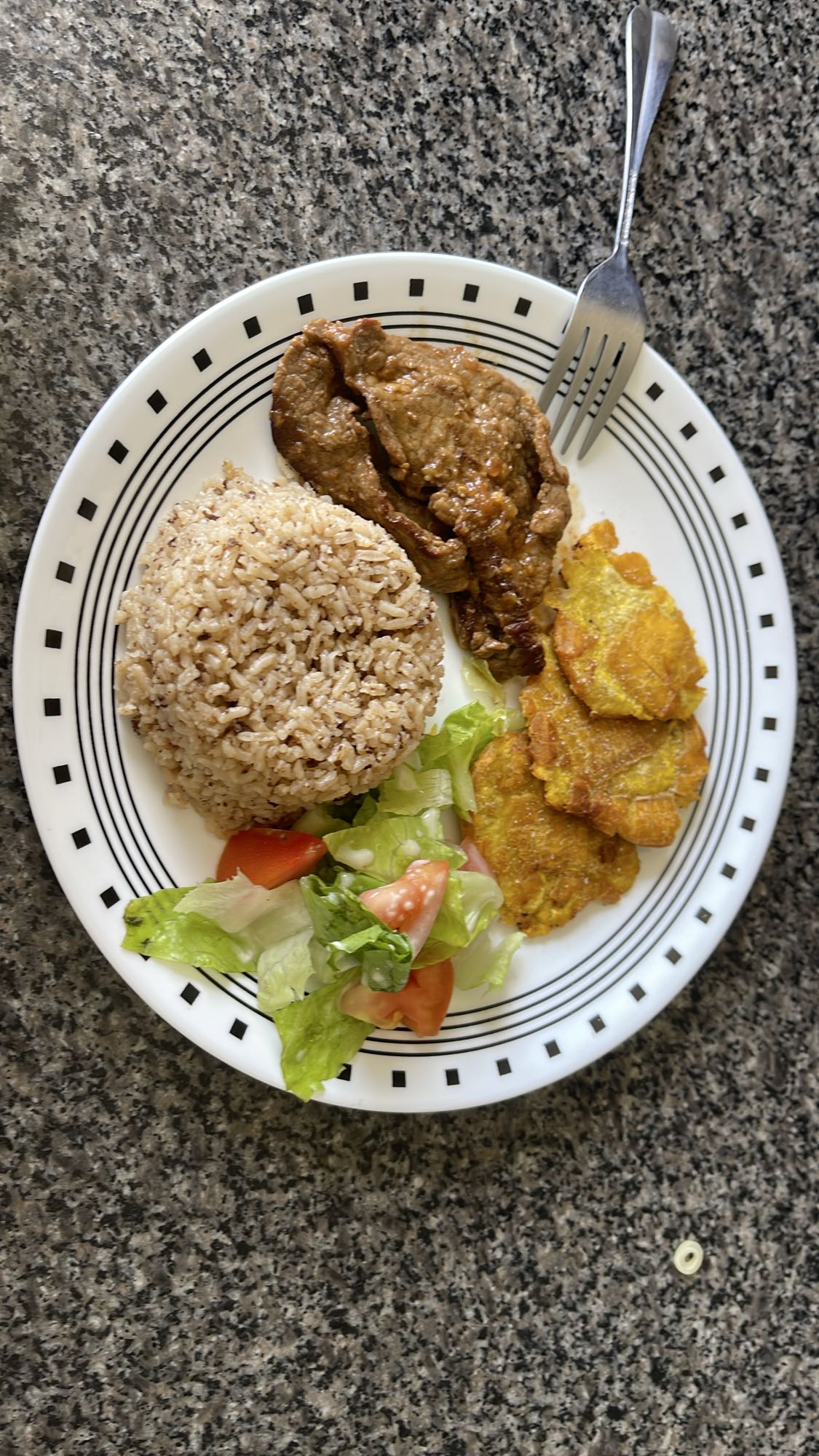 Carne con arroz y tostones