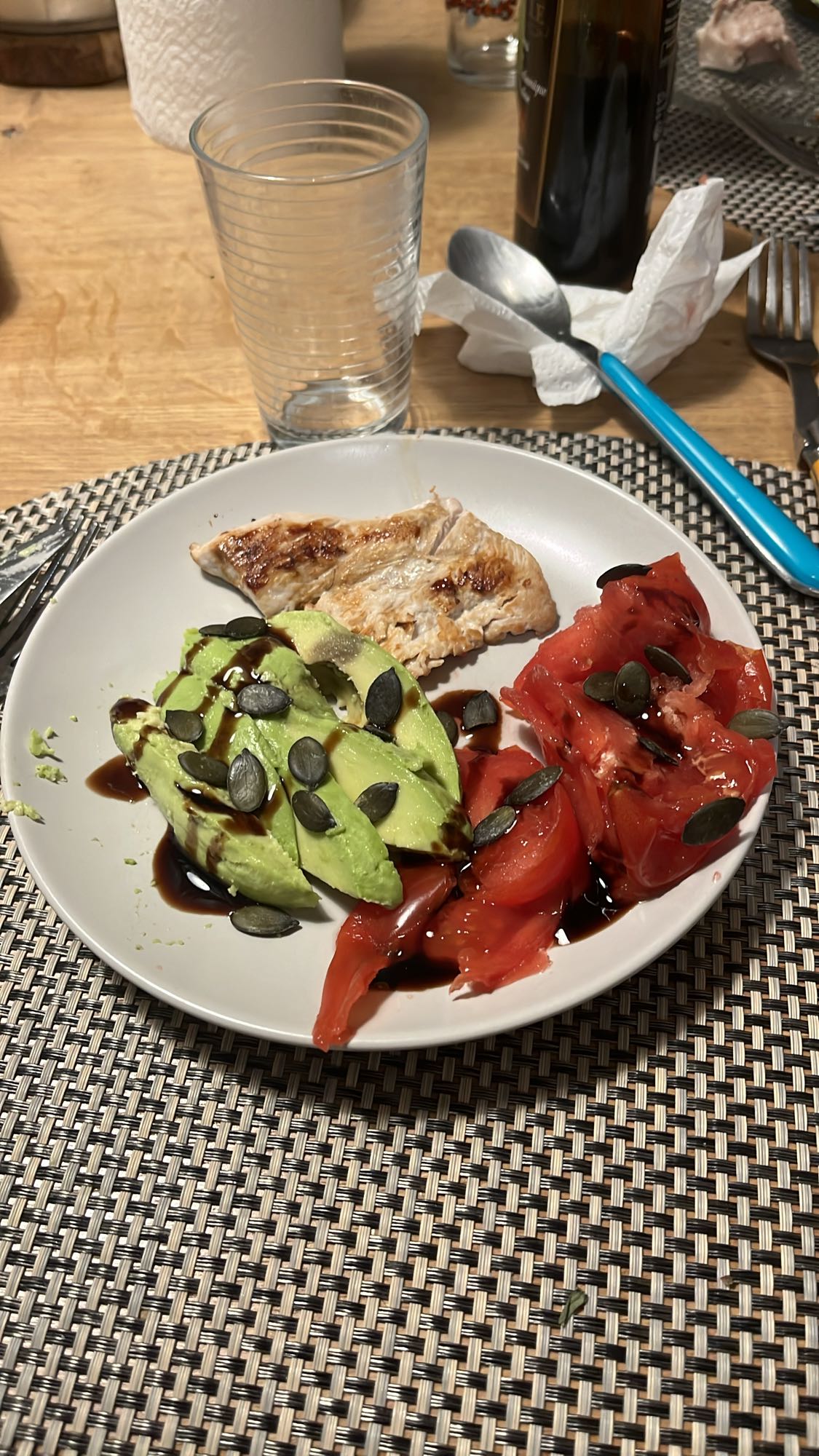 Poulet avec avocat et tomate