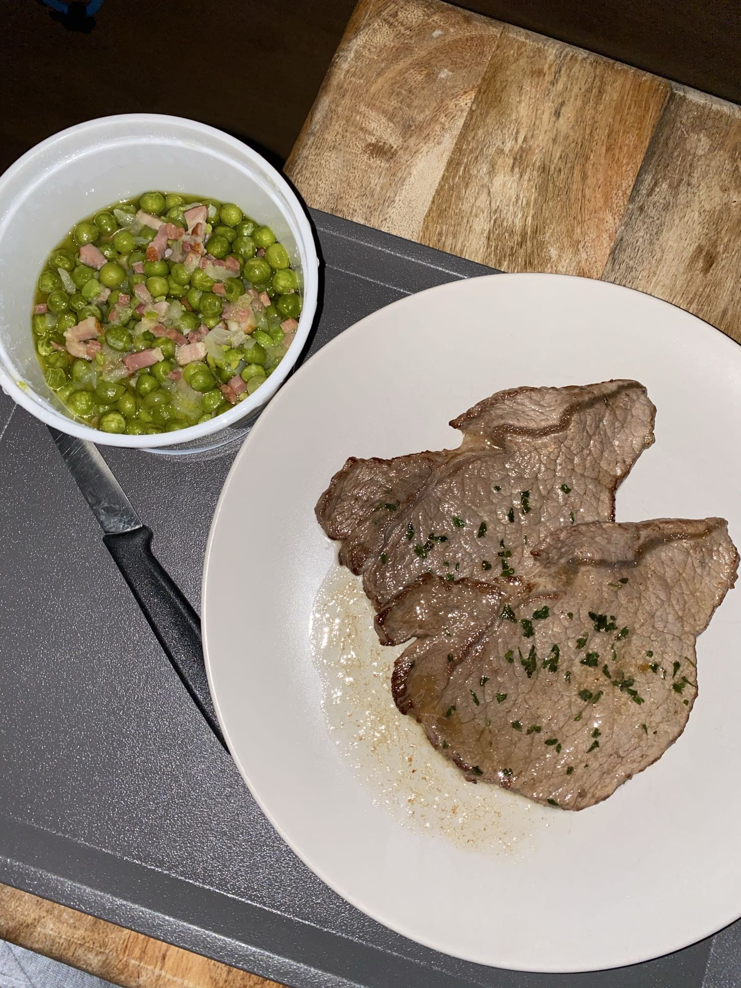 Bistec con guisantes