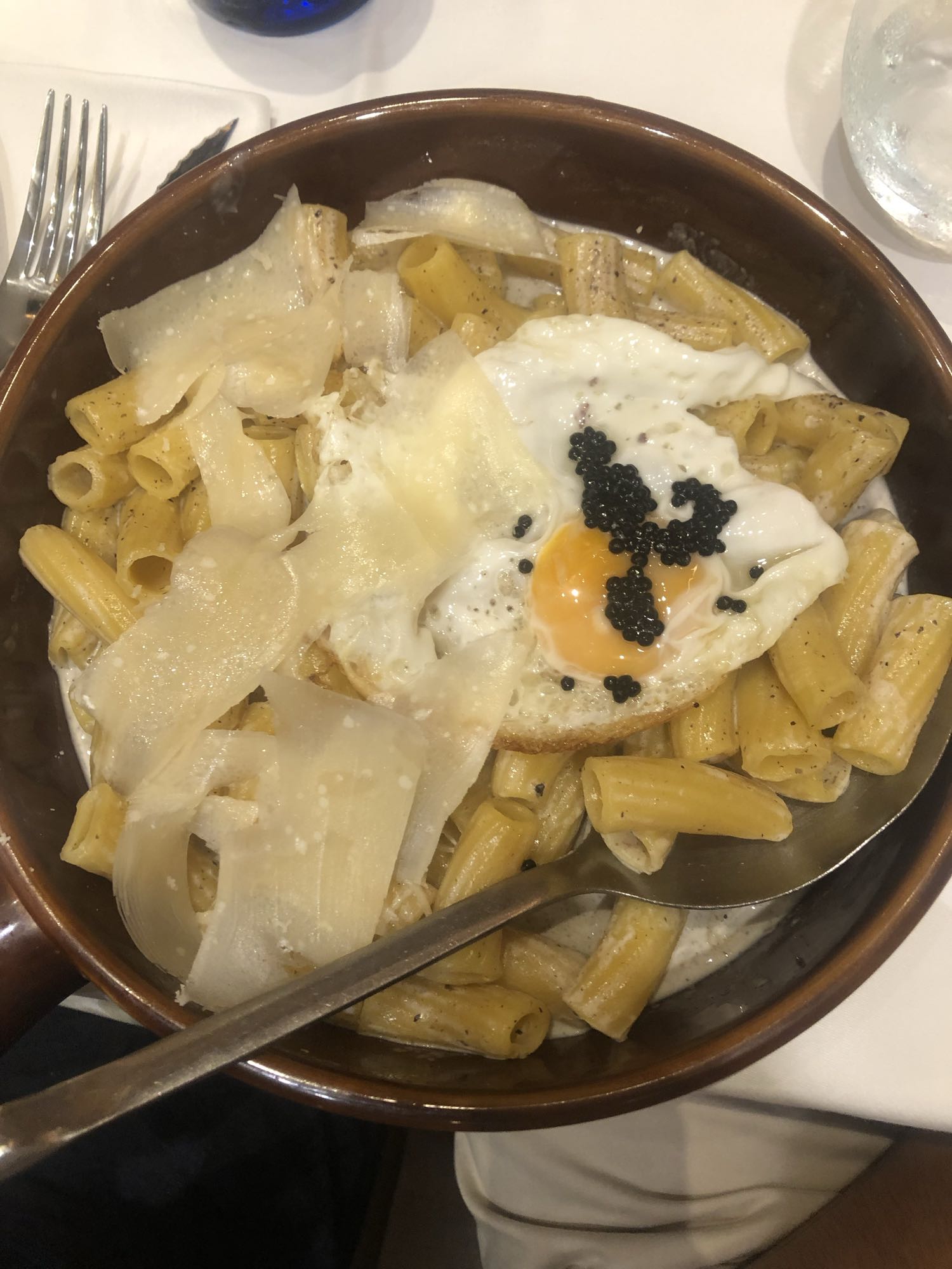 Pasta con huevo y caviar