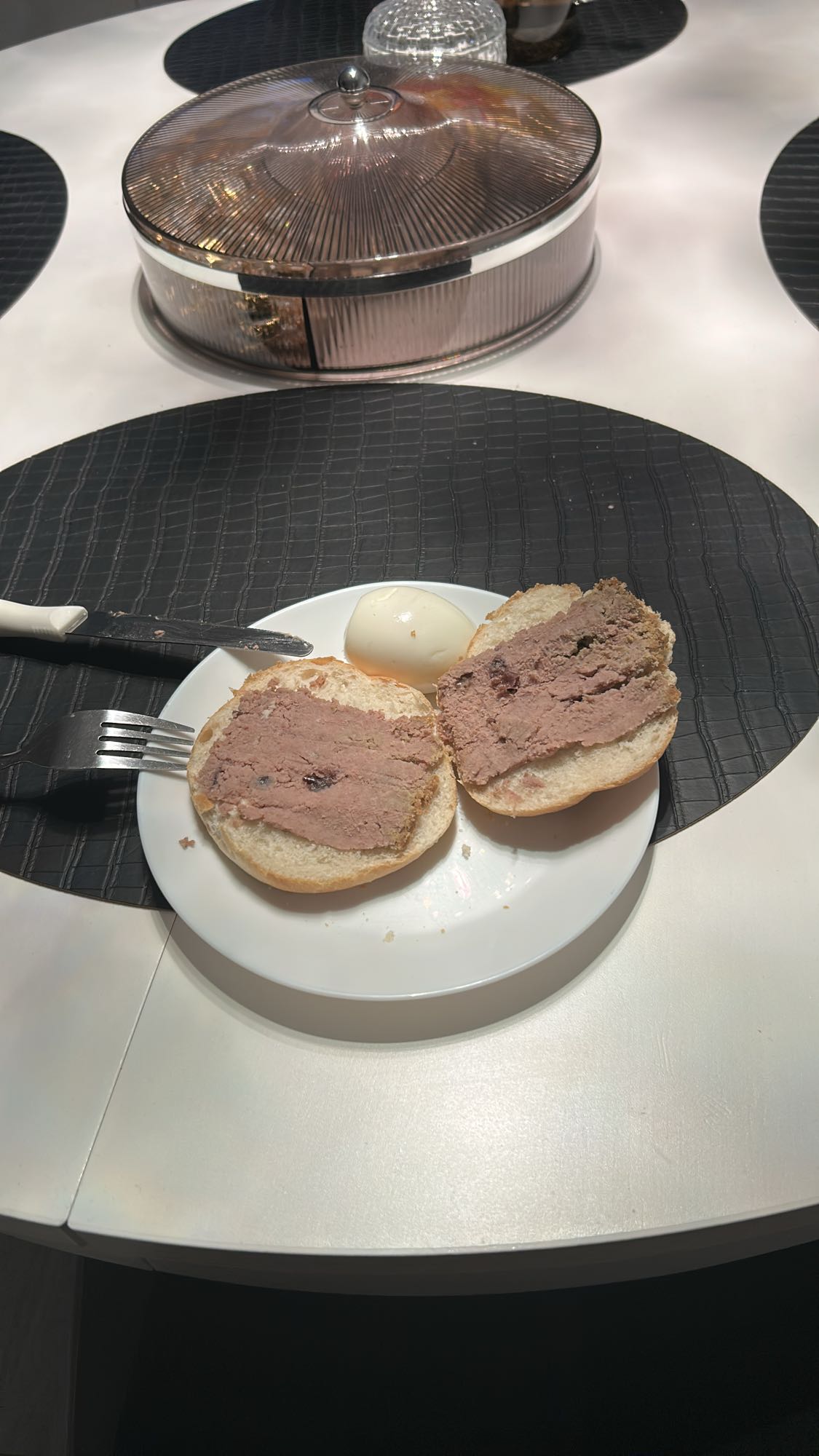 Bułka z pasztetem i jajko