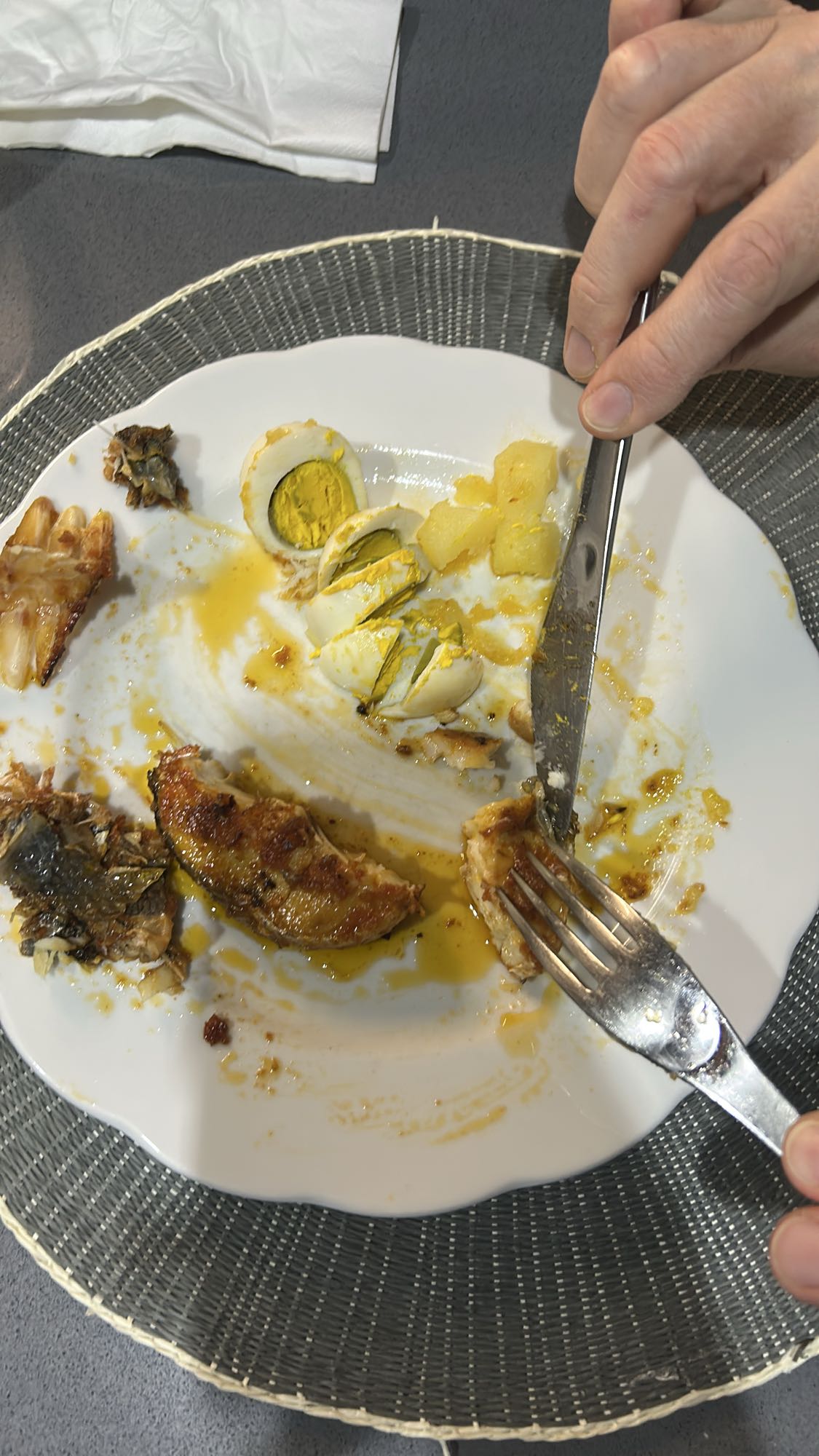 Frango com ovos e batatas