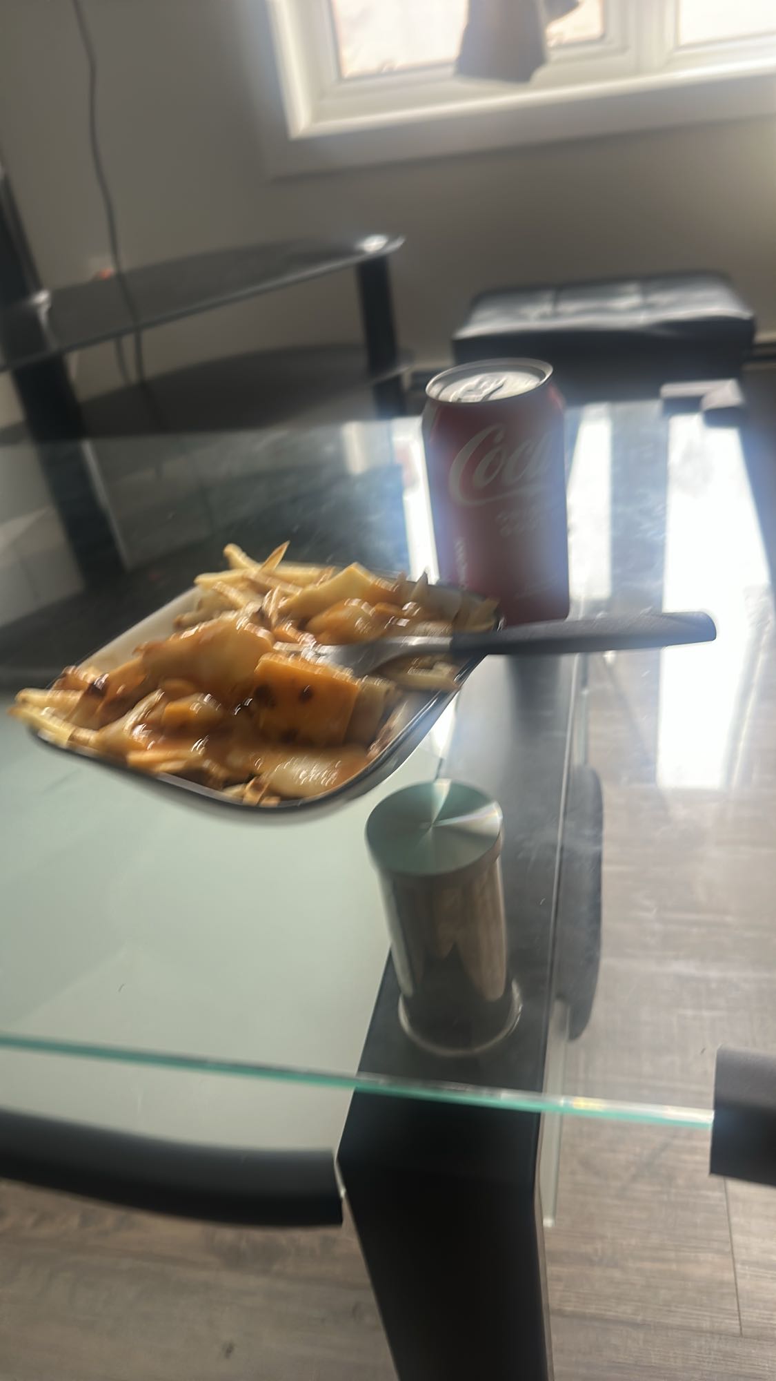 Poutine con refresco
