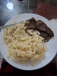 Arroz con carne y ensalada