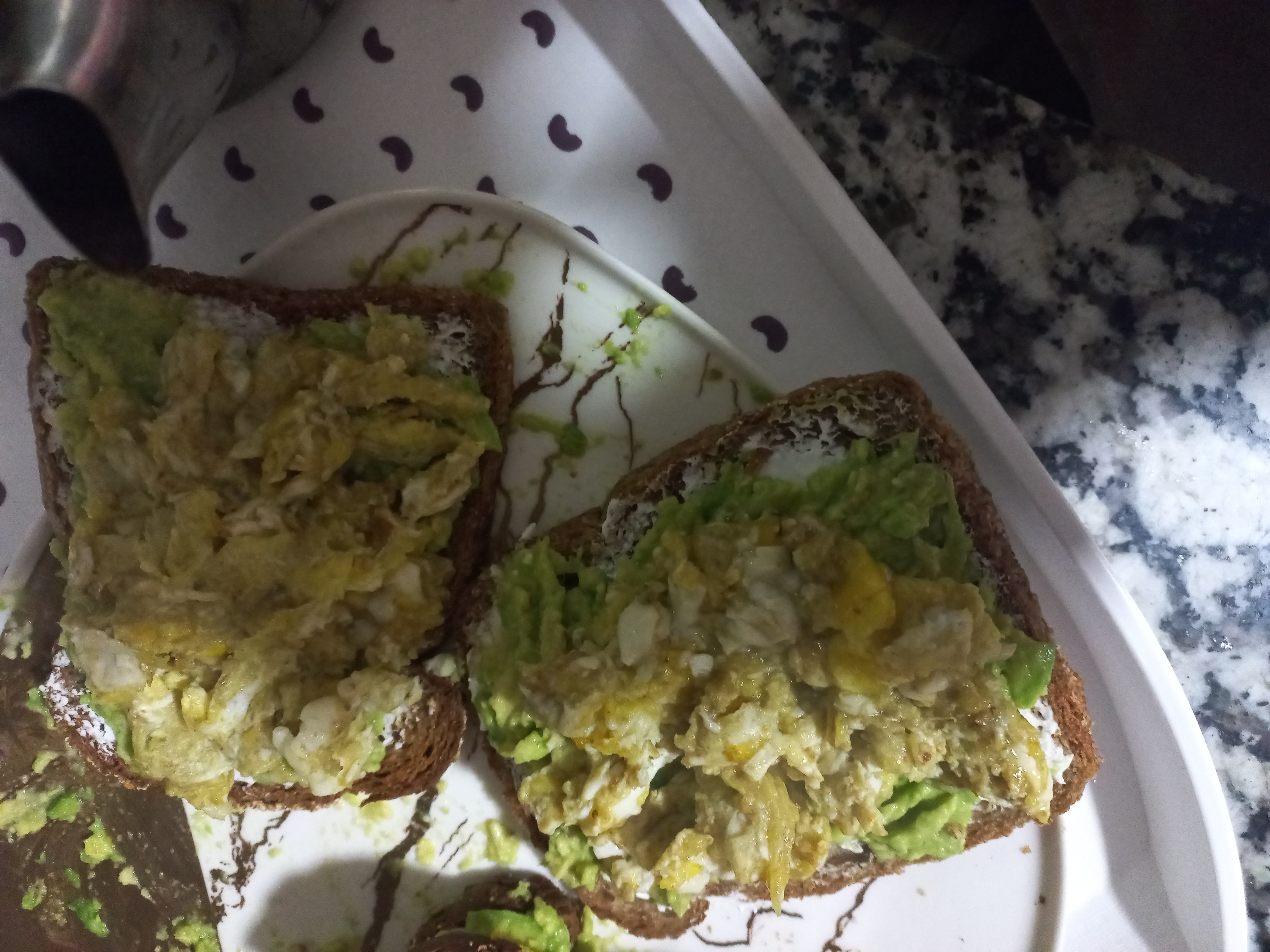 Toast à l'avocat et œufs